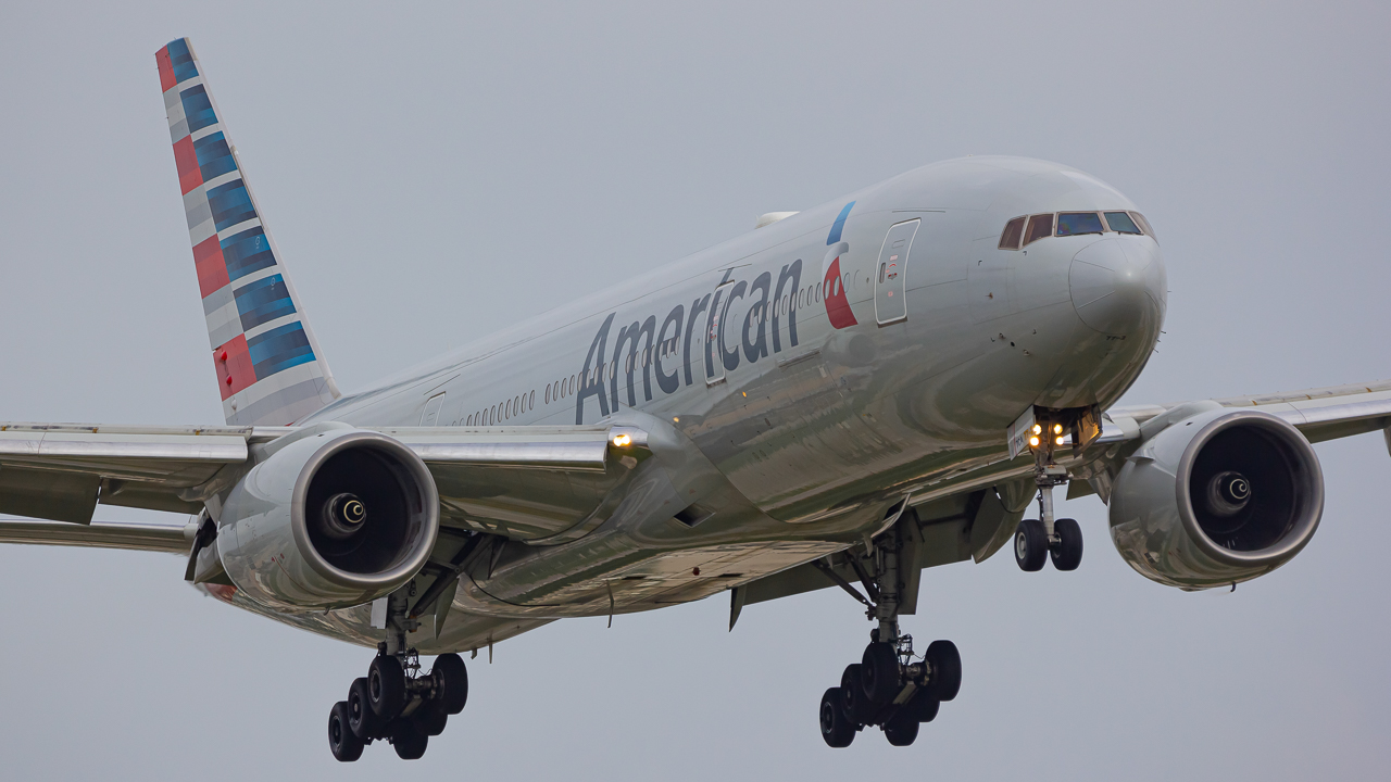 Full size: American Airlines Boeing 777-200ER N766AN at Miami International Airport