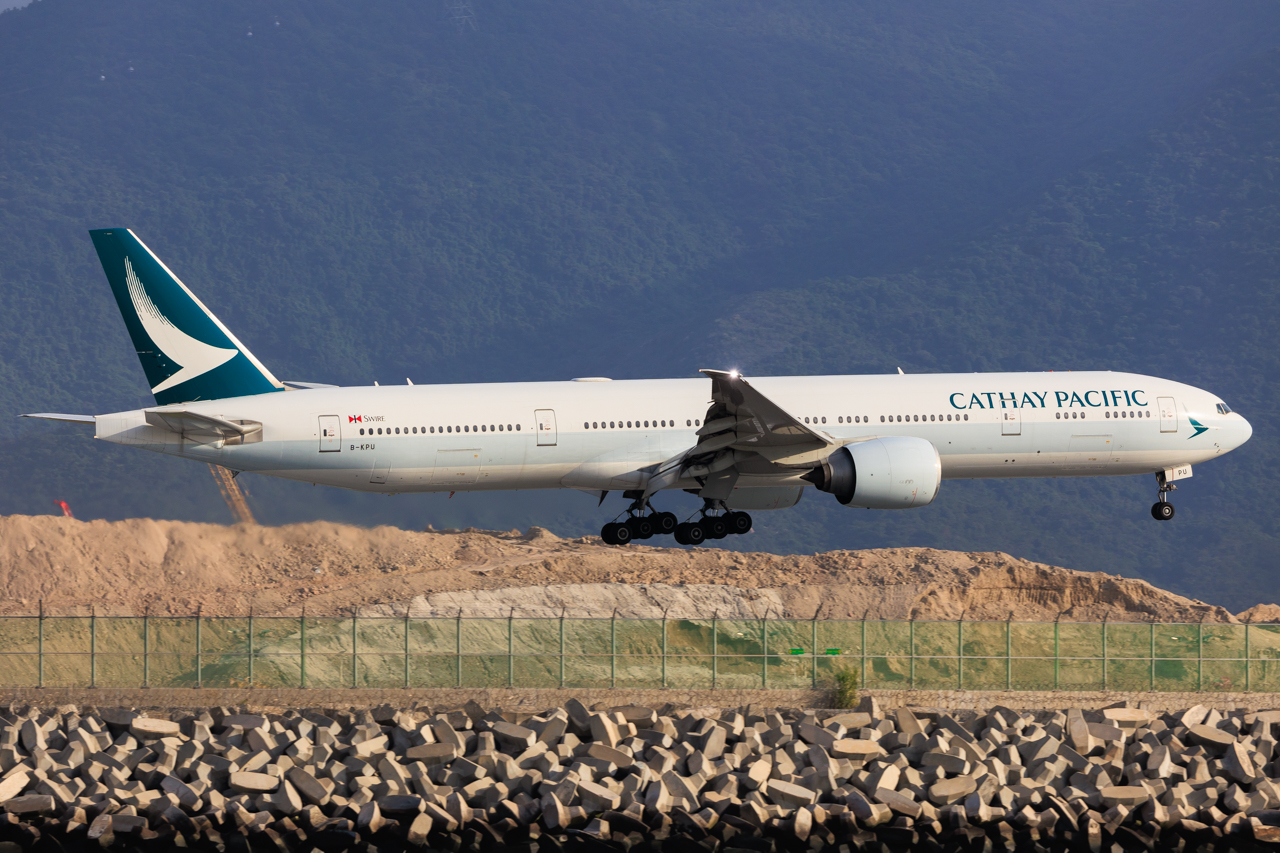 Full size: Cathay Pacific Boeing 777-300ER B-KPU at Hong Kong International Airport