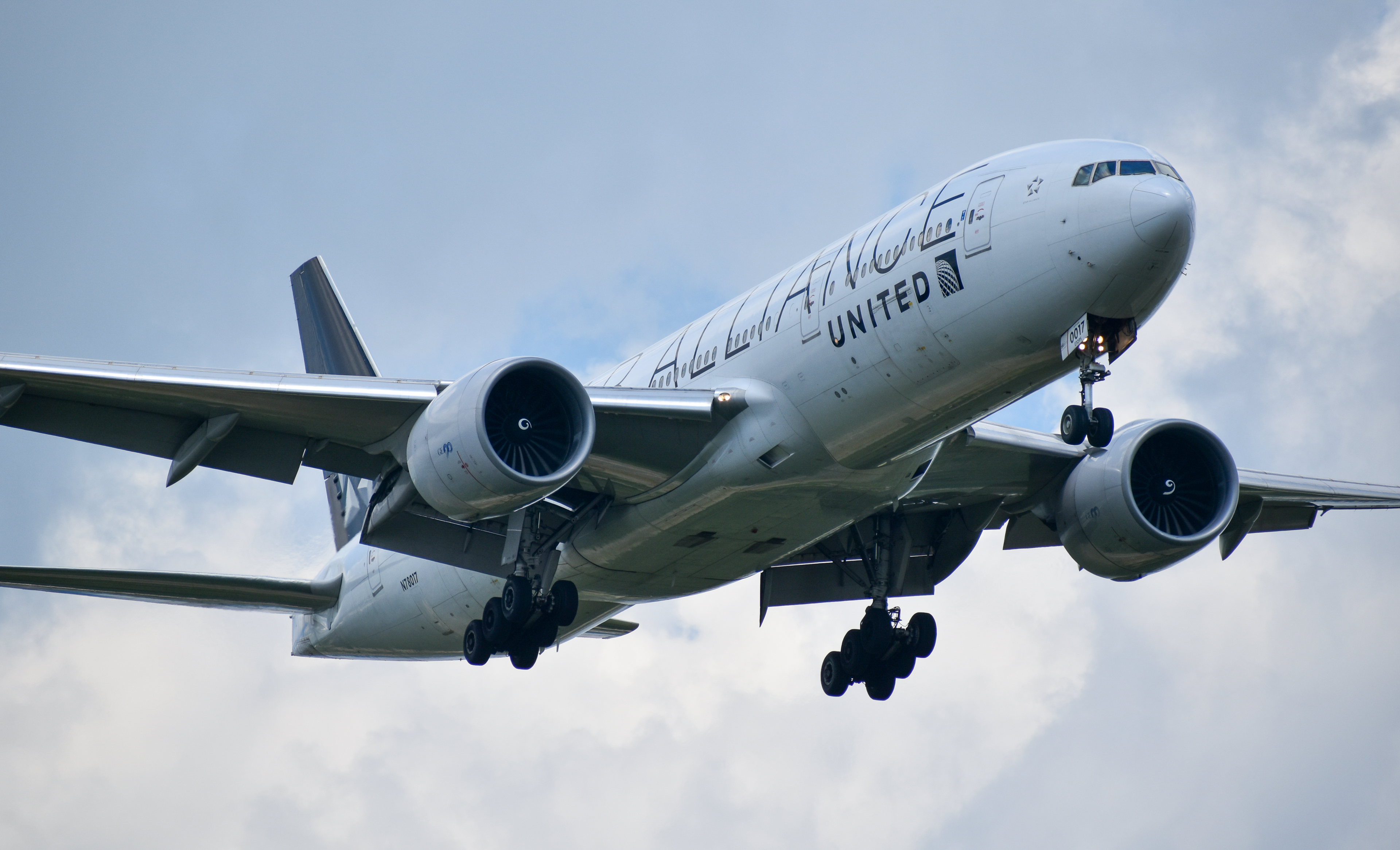 Full size: United Airlines Boeing 777-200ER N78017 at Washington Dulles International Airport