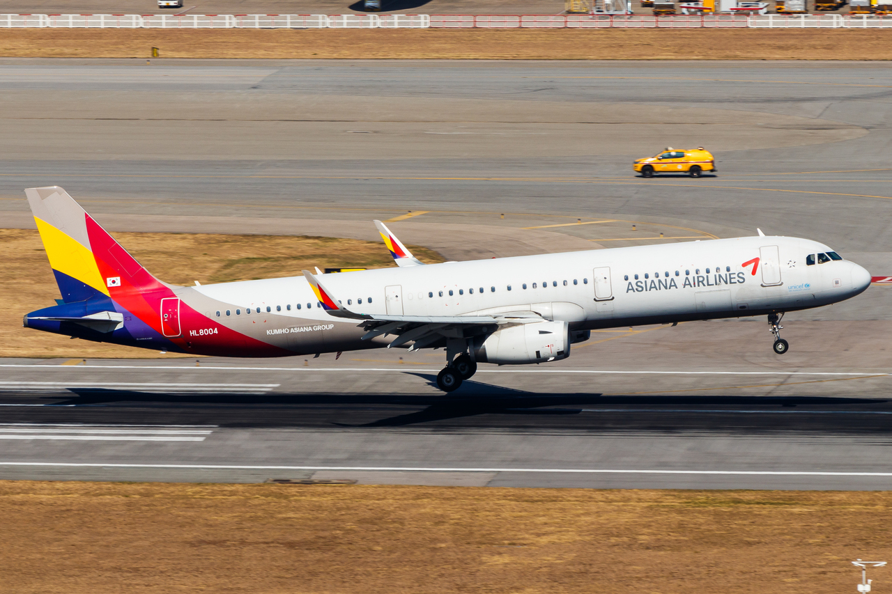 Full size: Asiana Airlines Airbus A321-200 HL8004 at Hong Kong International Airport