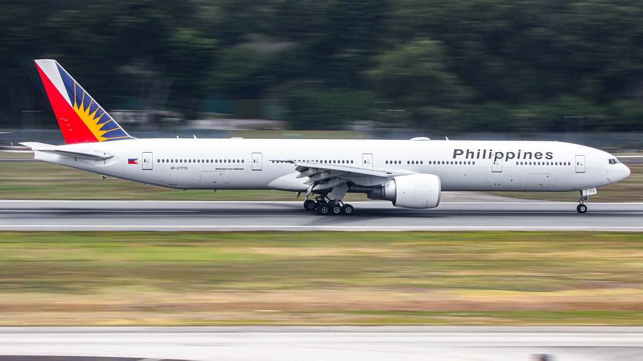Full size: Philippine Airlines Boeing 777-300ER RP-C7772 at Singapore-Changi Airport