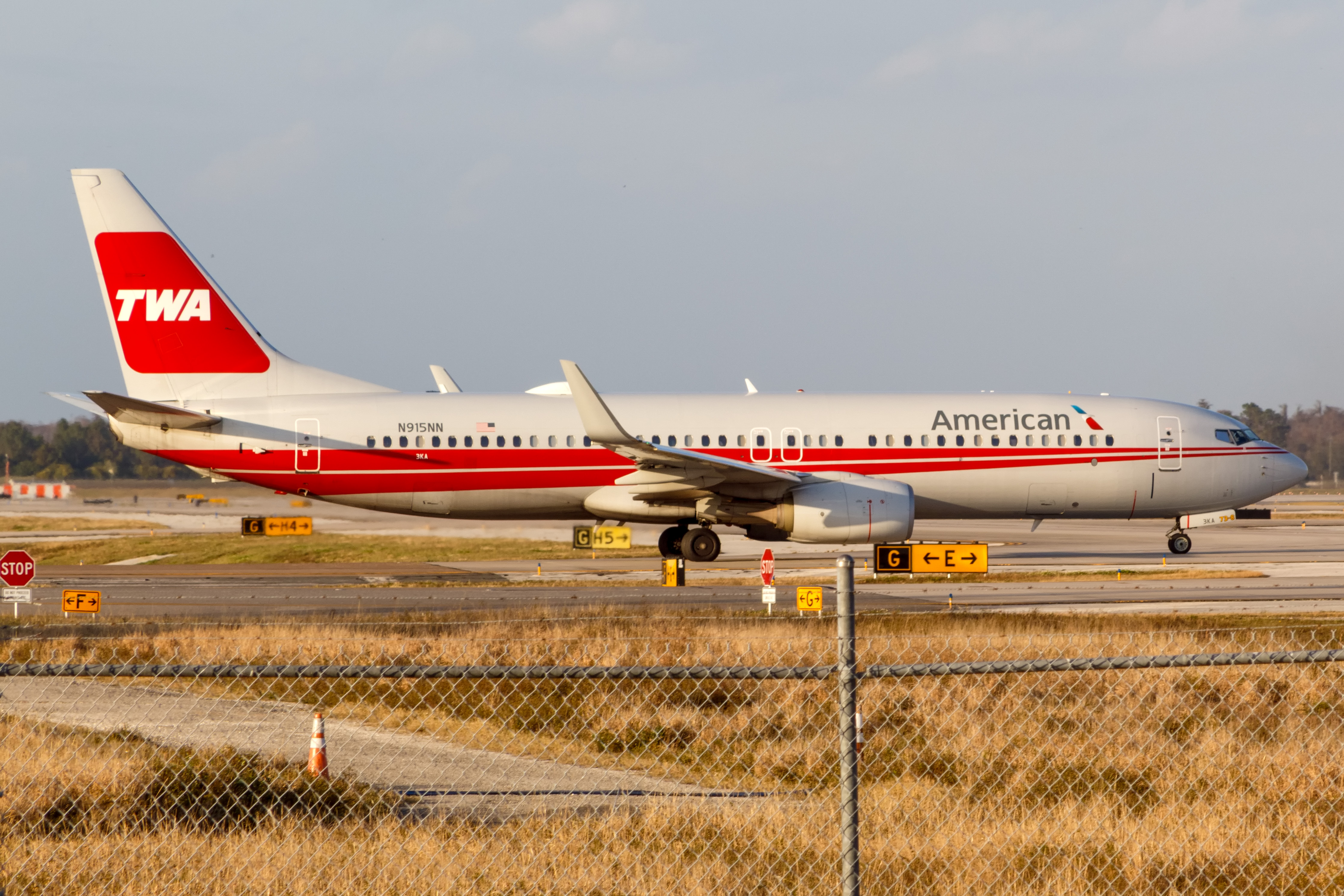 Full size: American Airlines Boeing 737-800 N915NN at Orlando International Airport