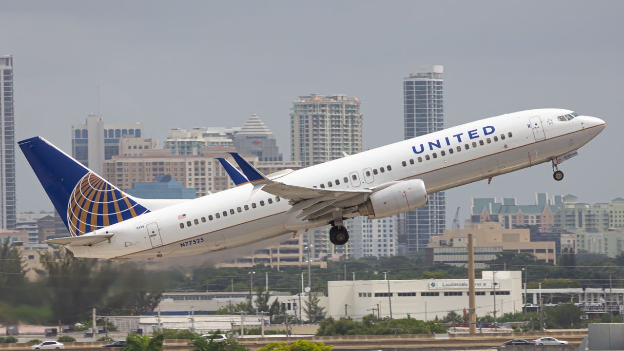 Full size: United Airlines Boeing 737-800 N77525 at Fort Lauderdale/Hollywood International Airport