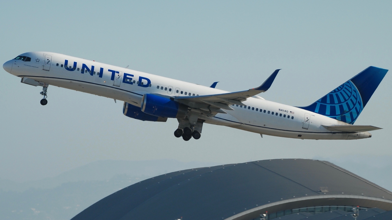 Full size: United Airlines Boeing 757-200 N41140 at Los Angeles International Airport