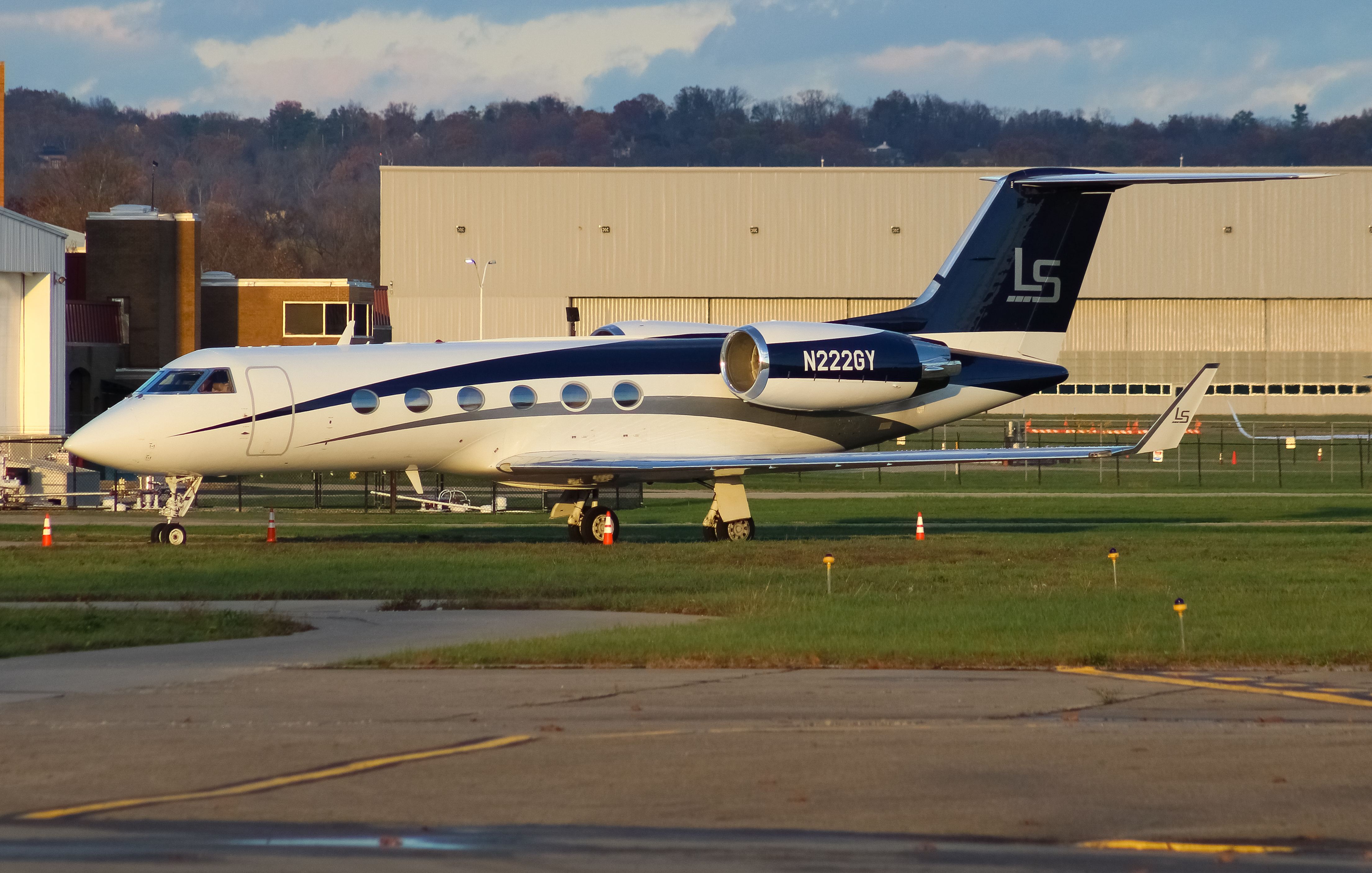 Full size: PRIVATE  Gulfstream IV N222GY at Cincinnati Municipal Airport/Lunken Field