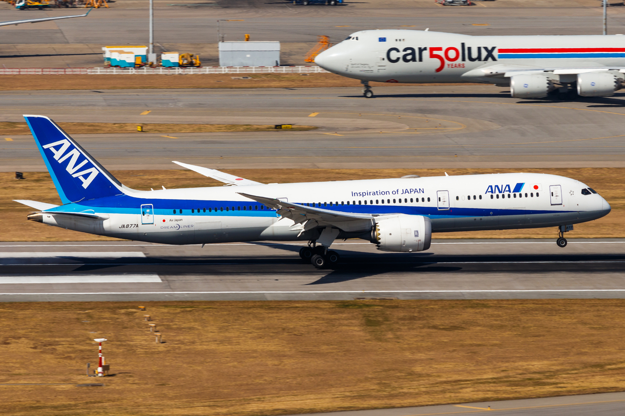 Full size: All Nippon Airways Boeing 787-9 JA877A at Hong Kong International Airport