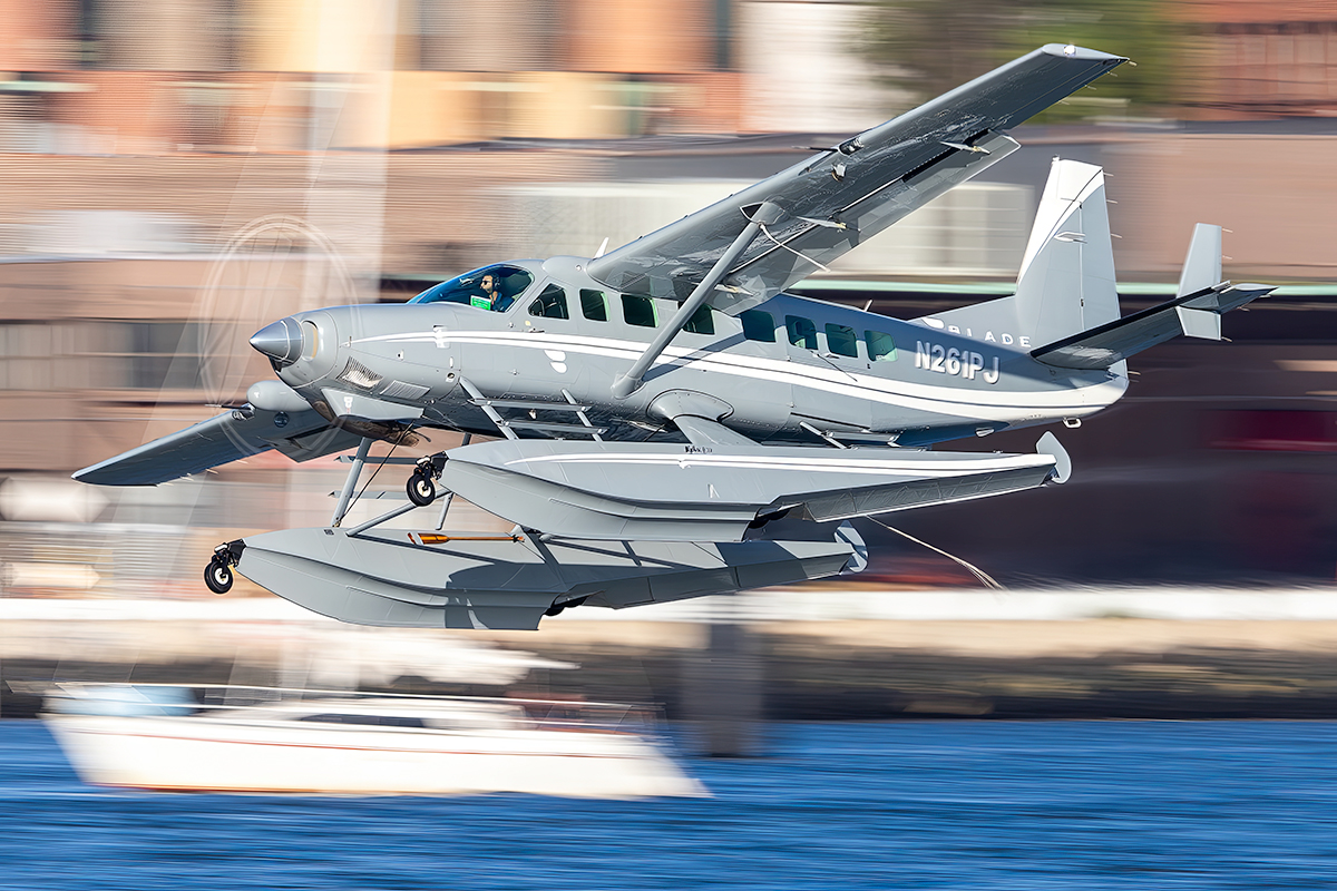 Full size: BLADE Aqua Cessna 208B Grand Caravan EX N261PJ at 