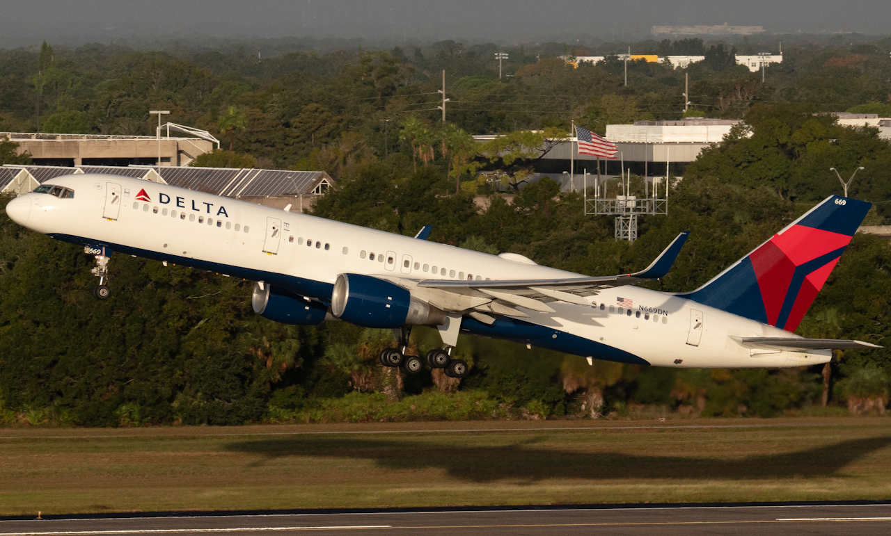 Full size: Delta Airlines Boeing 757-200 N669DN at Tampa International Airport