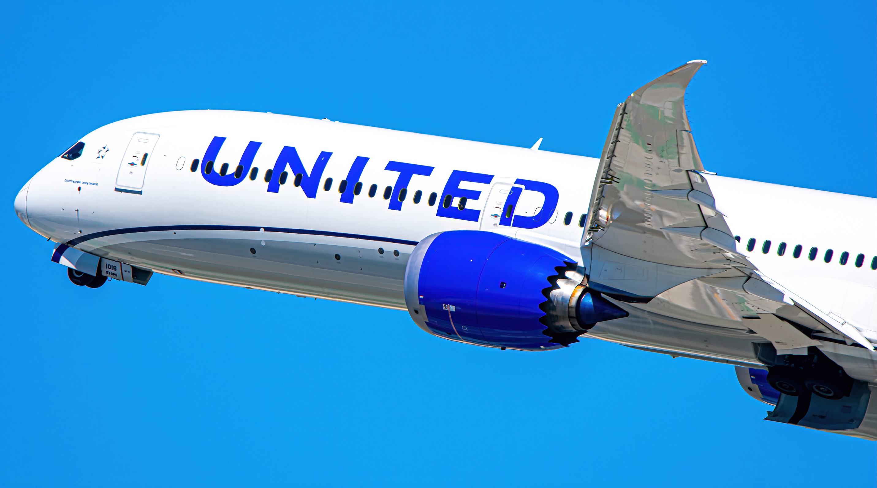 Full size: United Airlines Boeing 787-10 N14016 at Los Angeles International Airport