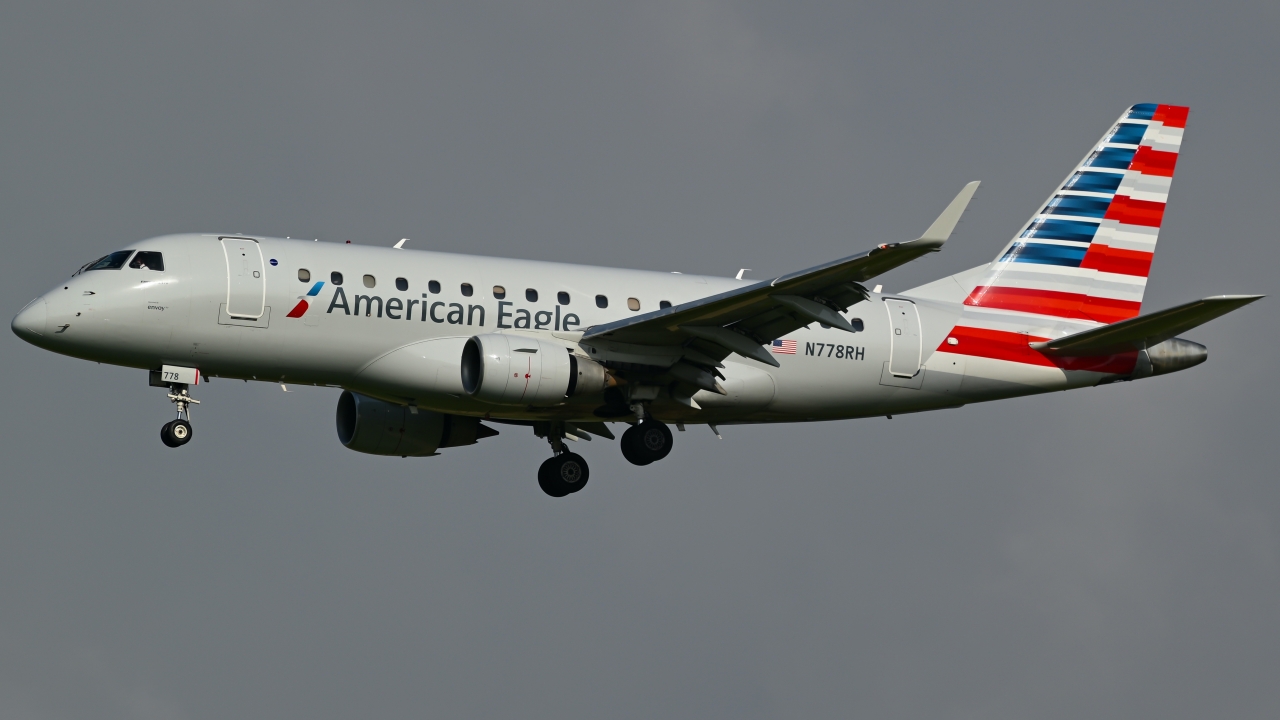 Full size: American Airlines Embraer E170 N778RH at Dallas-Fort Worth International Airport