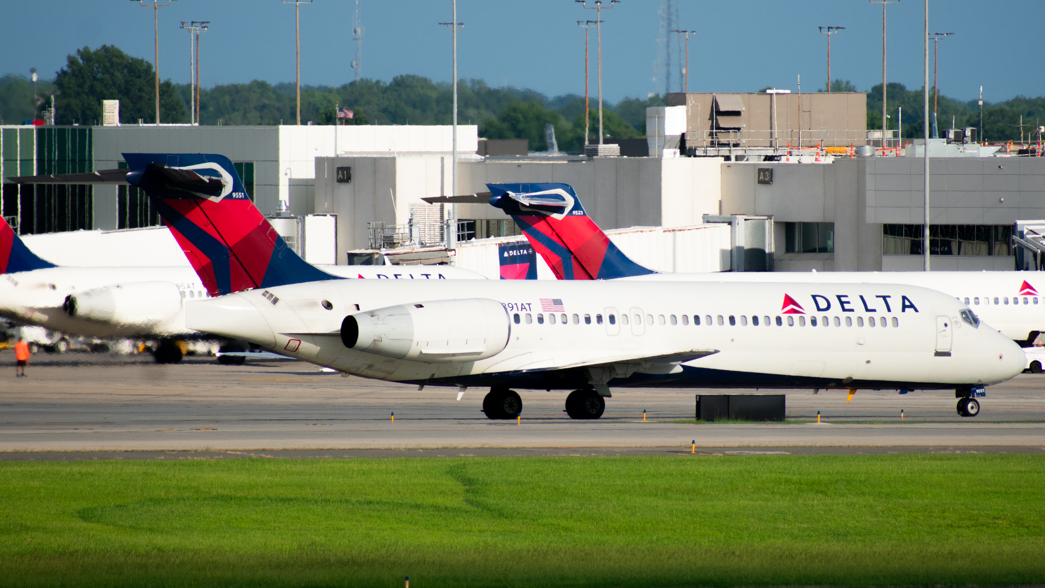 Full size: Delta Airlines Boeing 717-200 N891AT at Charlotte/Douglas International Airport