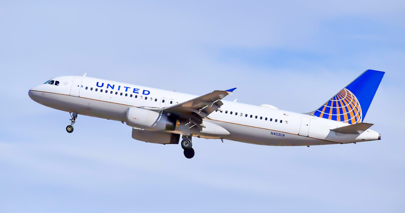 Full size: United Airlines Airbus A320 N403UA at Denver International Airport
