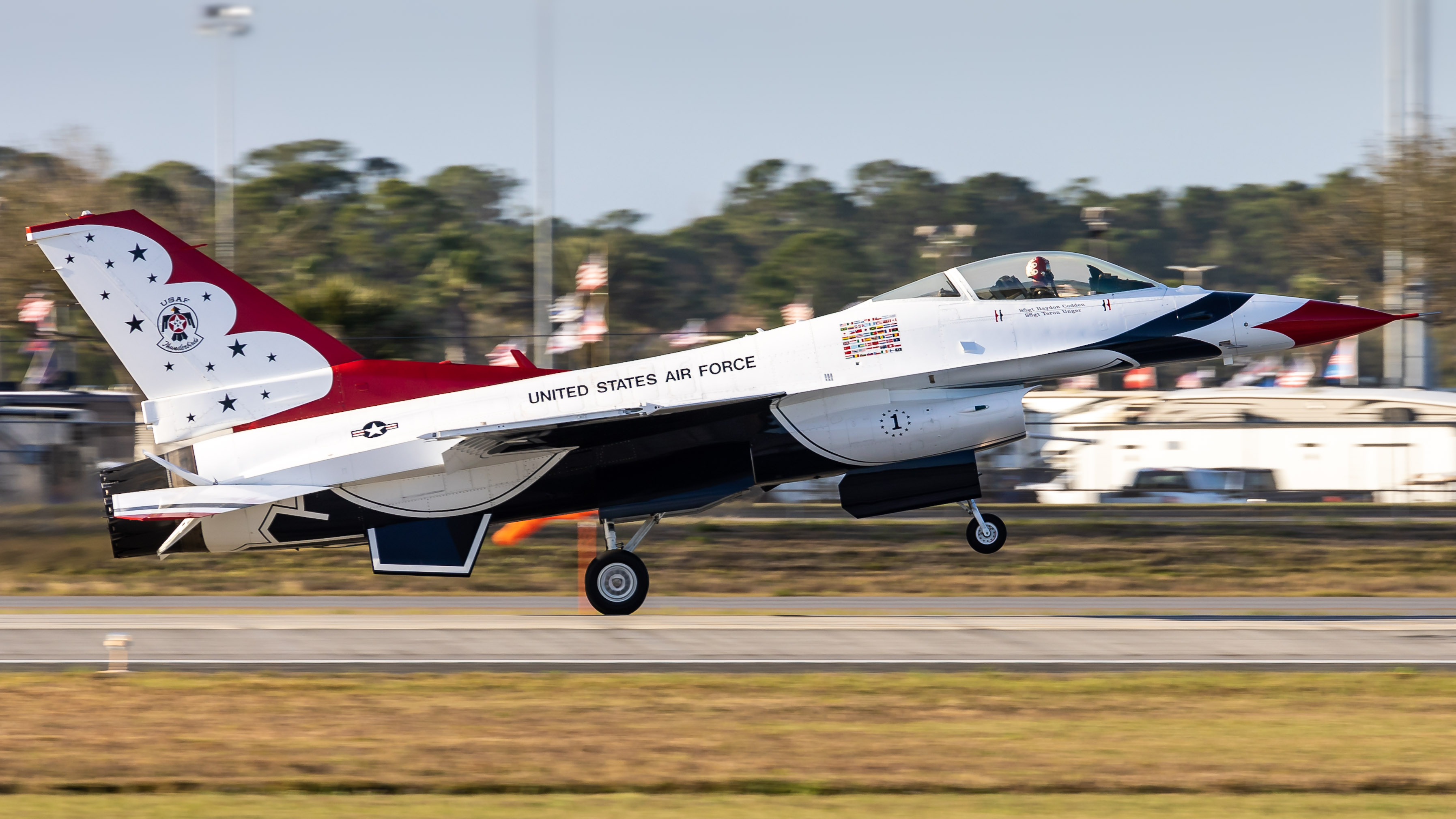 Full size: USAF - United States Air Force General Dynamics F-16 Fighting Falcon THUNDERBIRD 1 at Daytona Beach International Airport