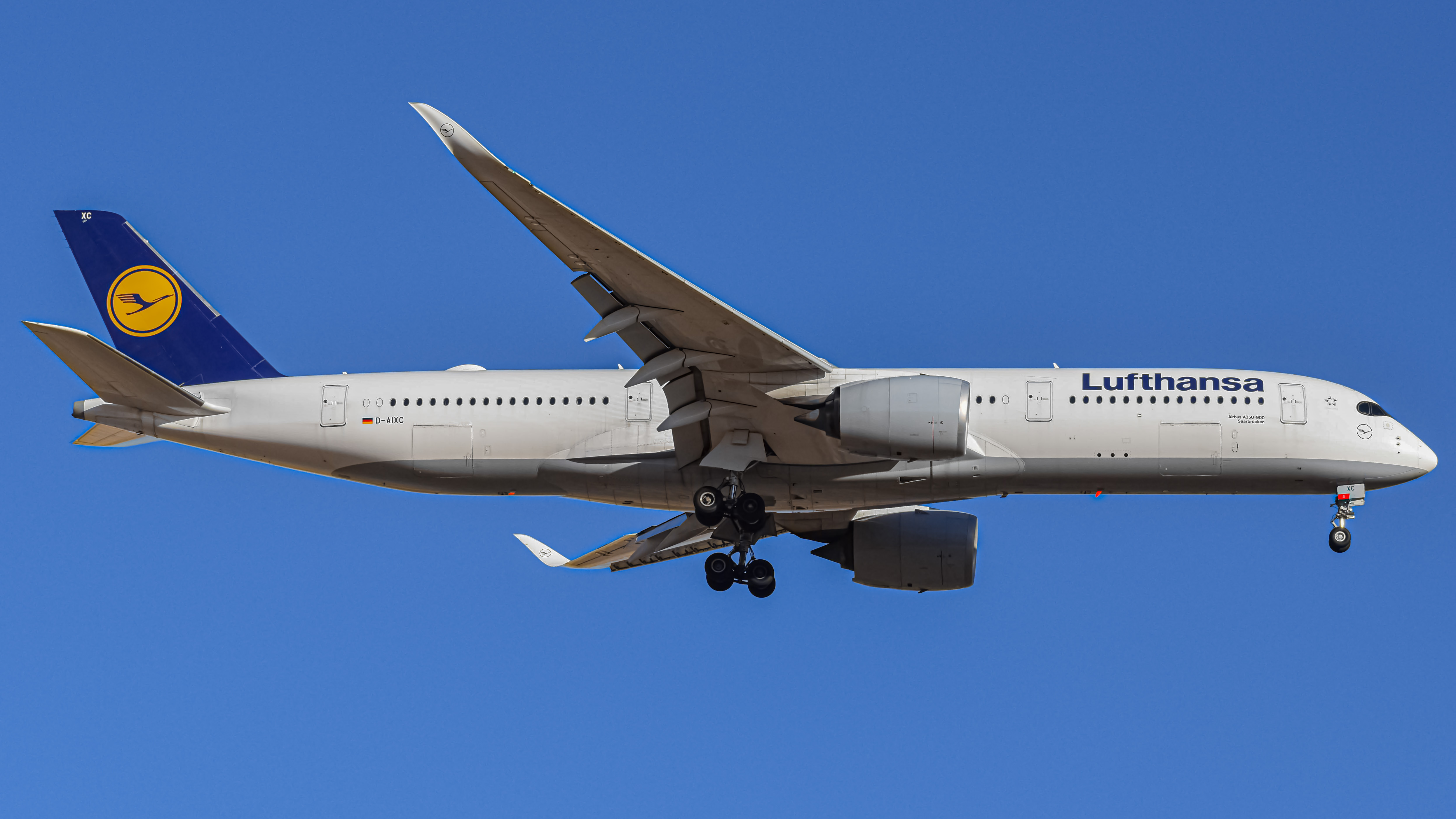 Full size: Lufthansa Airbus A350-900 D-AIXC at Denver International Airport