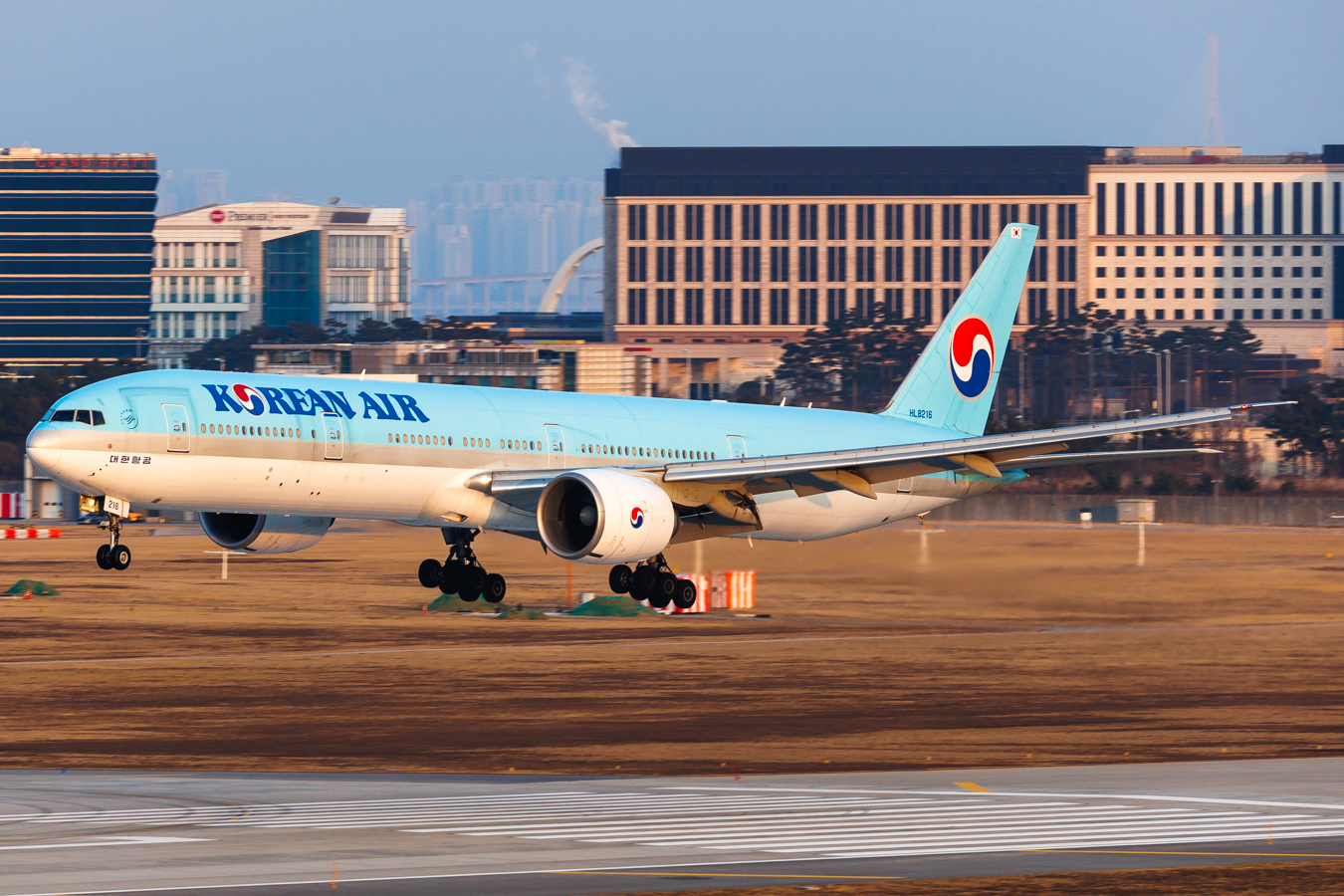 Full size: Korean Air Boeing 777-300ER HL8216 at Seoul-Incheon International Airport