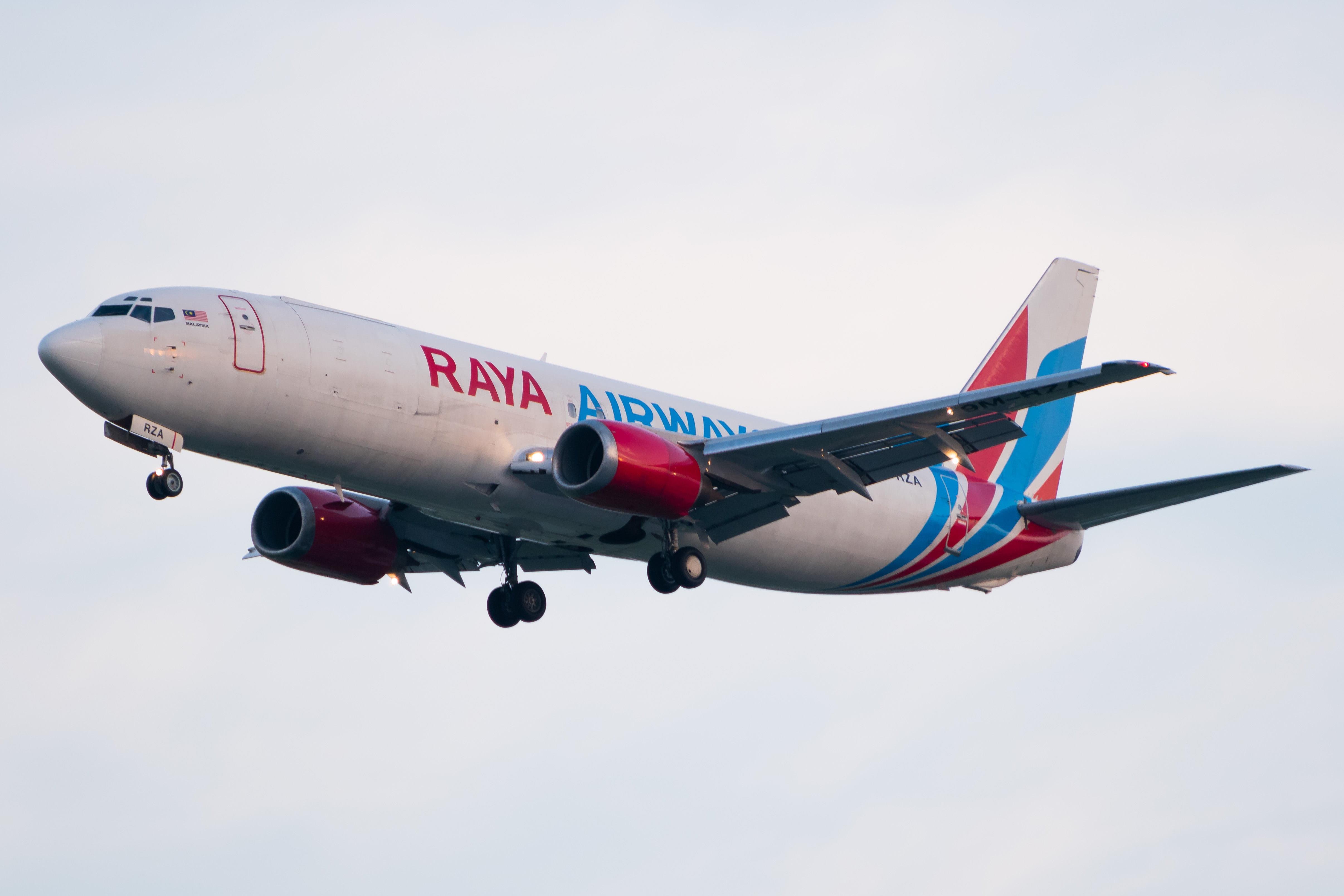 Full size: RAYA AIRWAYS Boeing 737-400F 9M-RZA at Singapore-Changi Airport