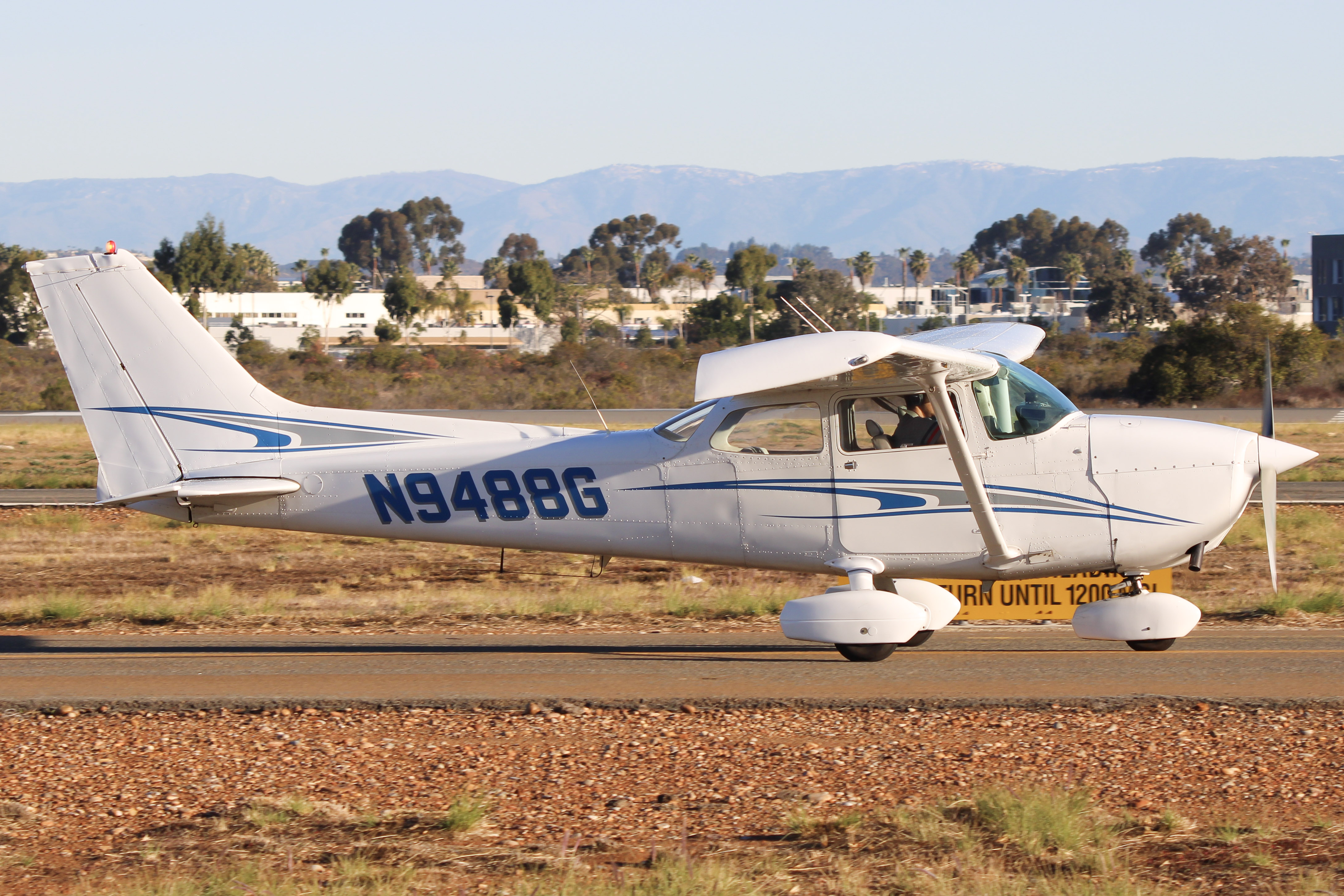 Full size: PRIVATE Cessna 172 N9488G at Montgomery-Gibbs Executive Airport