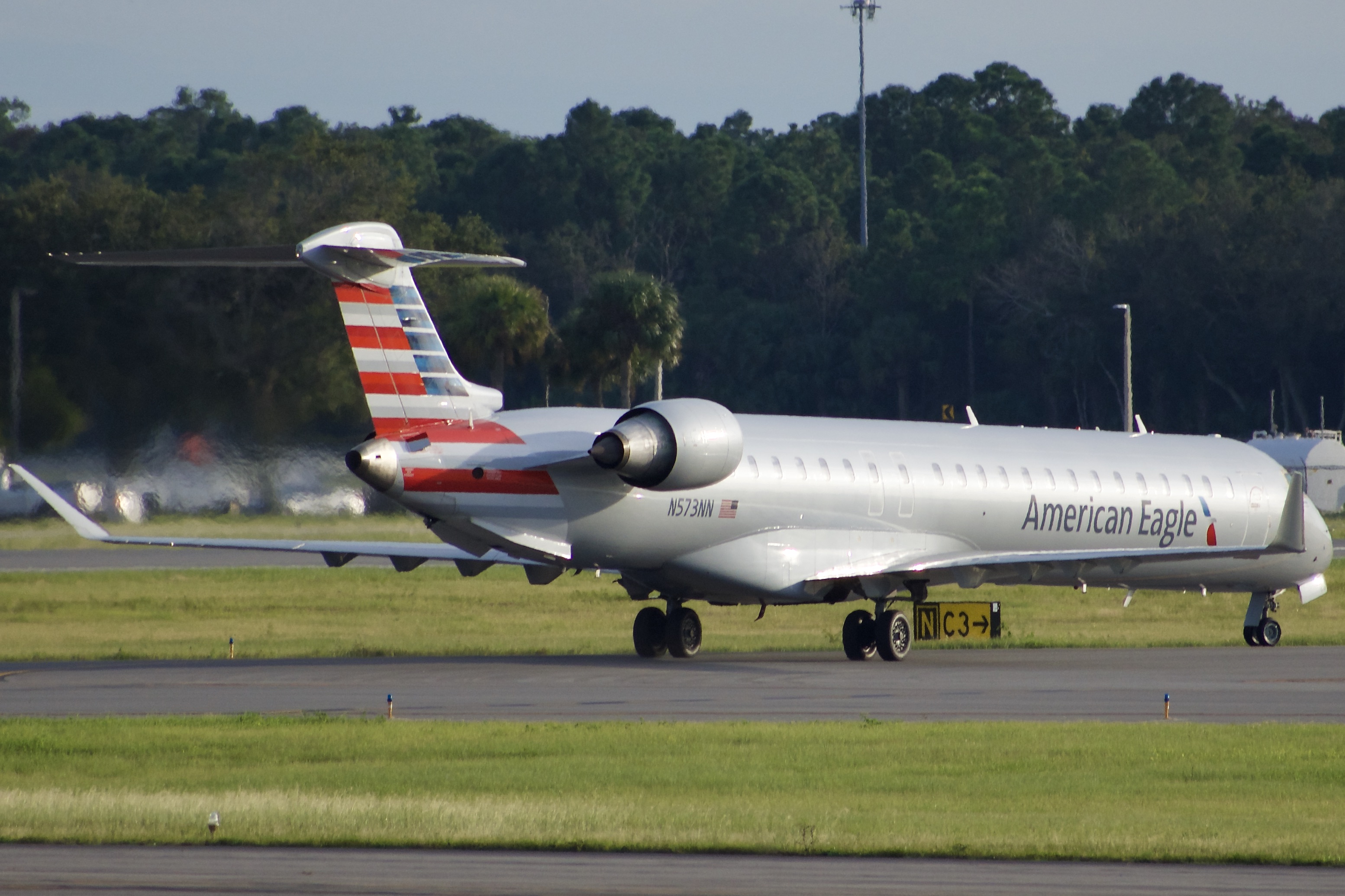 Full size: American Eagle Mitsubishi CRJ-900 N573NN at Daytona Beach International Airport