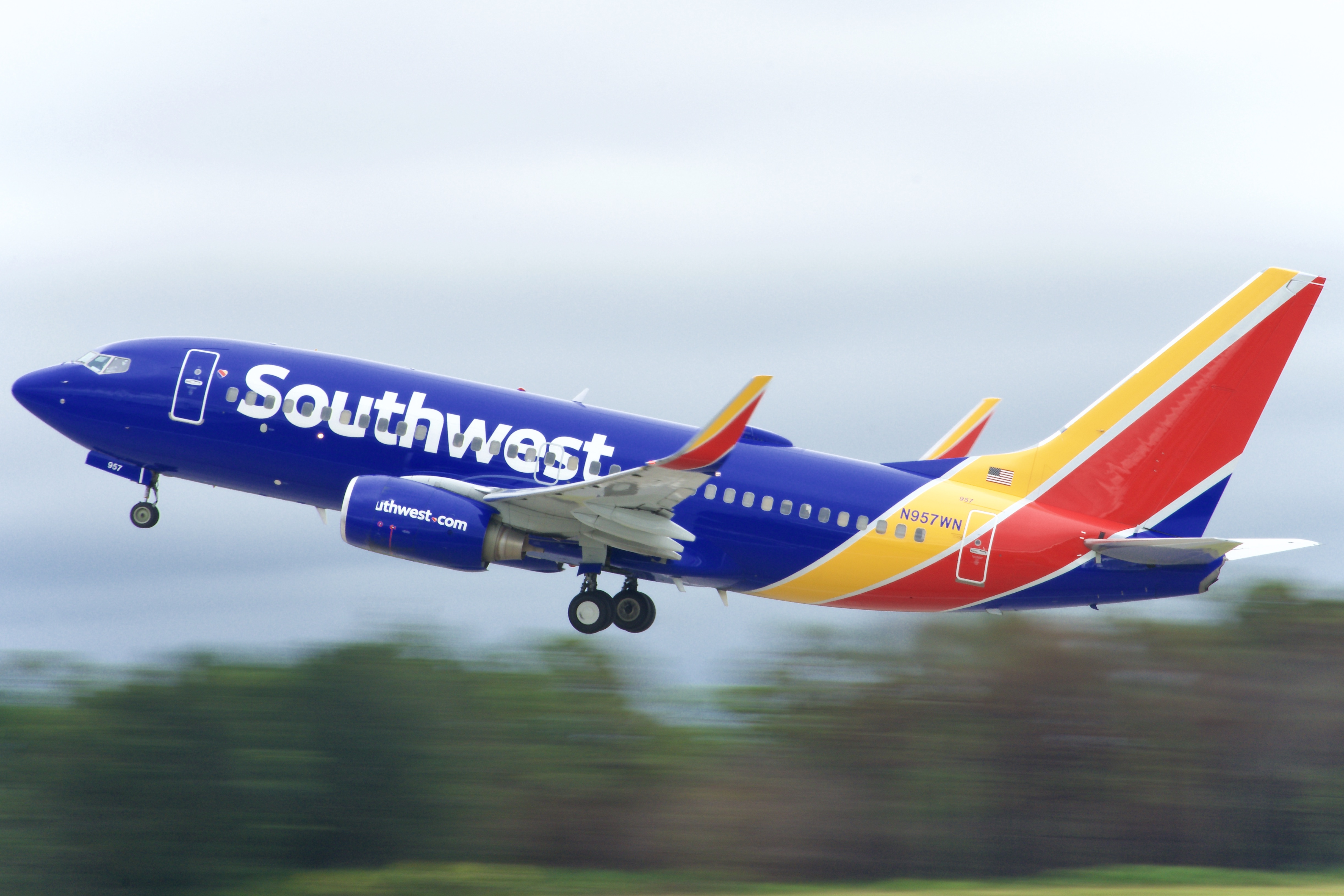 Full size: Southwest Airlines Boeing 737-700 N957WN at Orlando International Airport
