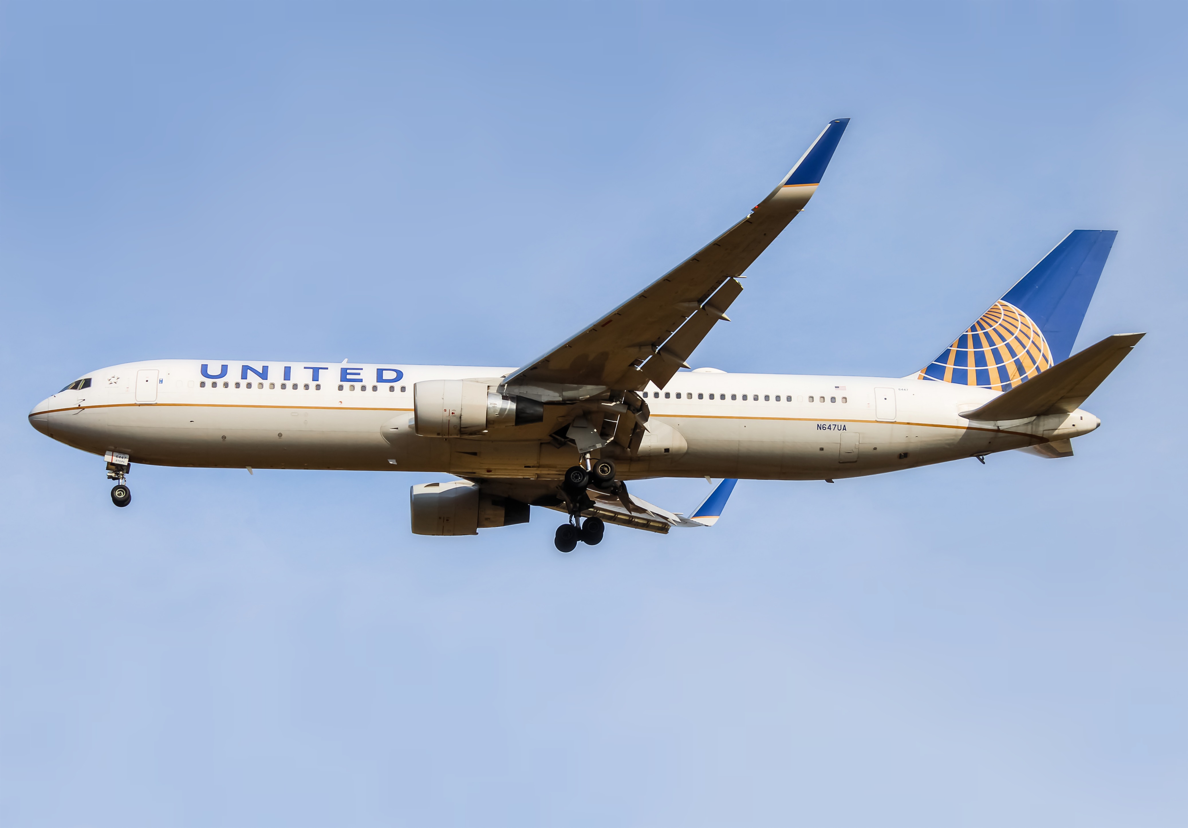 Full size: United Airlines Boeing 767-300ER N647UA at Washington Dulles International Airport