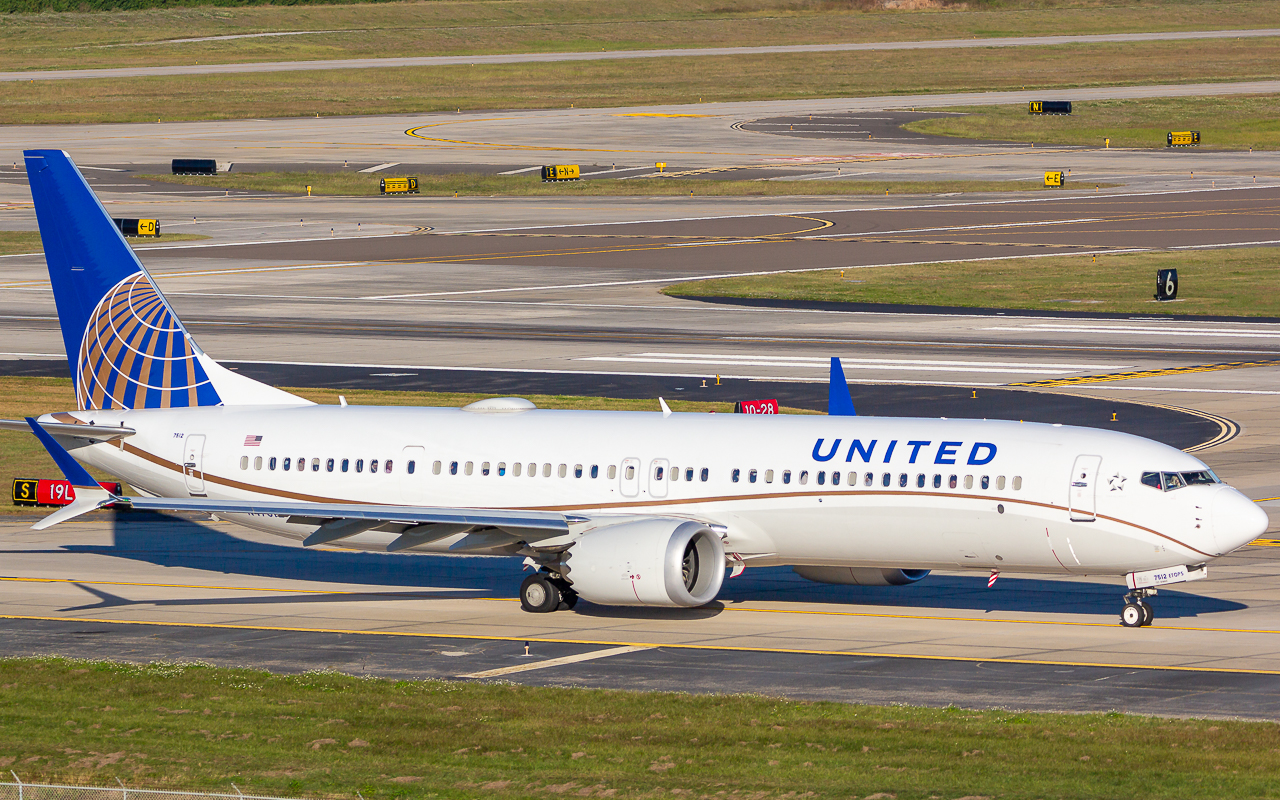 Full size: United Airlines Boeing 737 MAX 9 N47512 at Tampa International Airport
