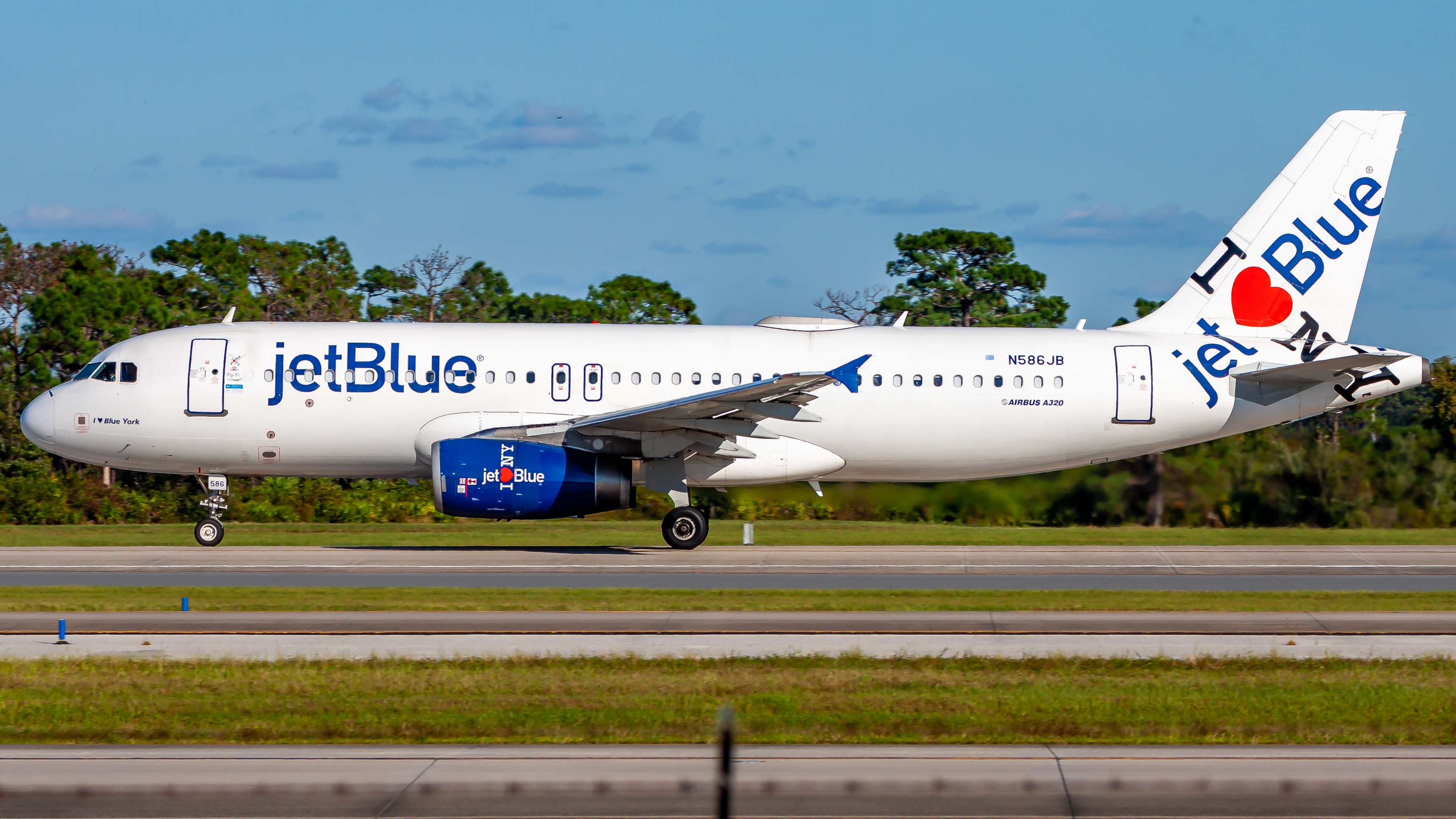 Full size: JetBlue Airways Airbus A320 N586JB at Orlando International Airport