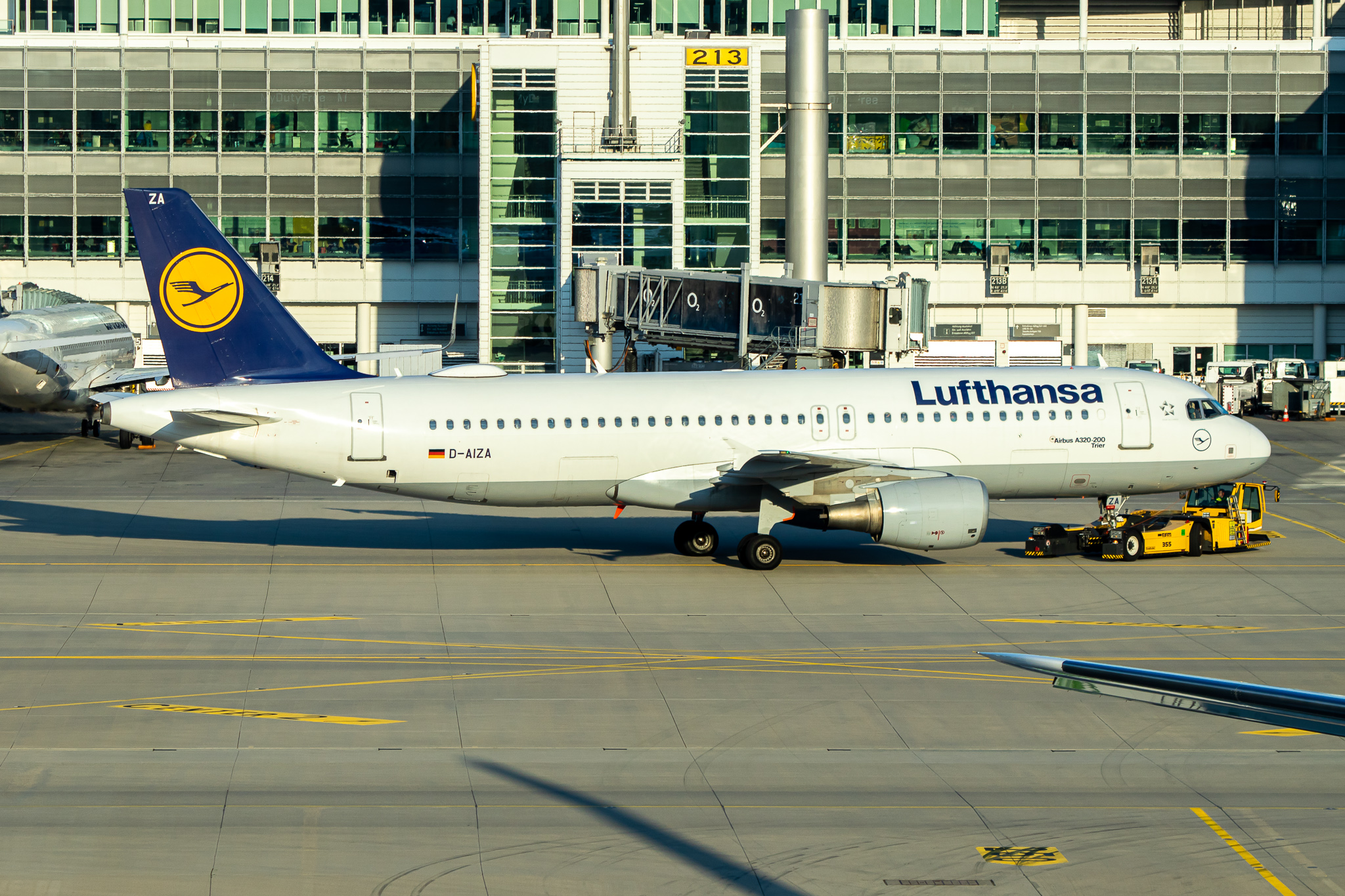 Full size: Lufthansa Airbus A320 D-AIZA at Munich International Airport
