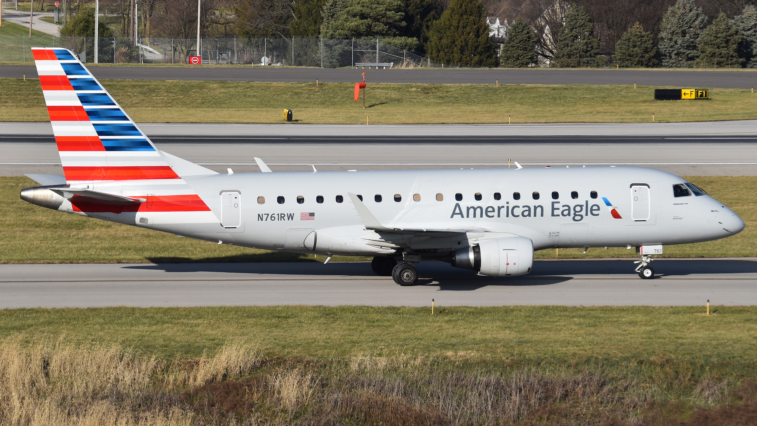 Full size: American Eagle Embraer E170 N761RW at John Glenn Columbus International Airport