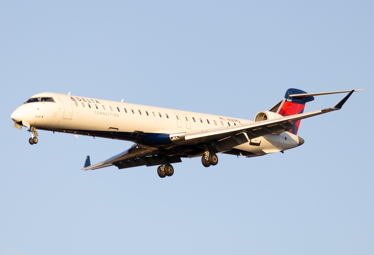 Full size: Delta Connection Mitsubishi CRJ-900 N181PQ at Pittsburgh International Airport