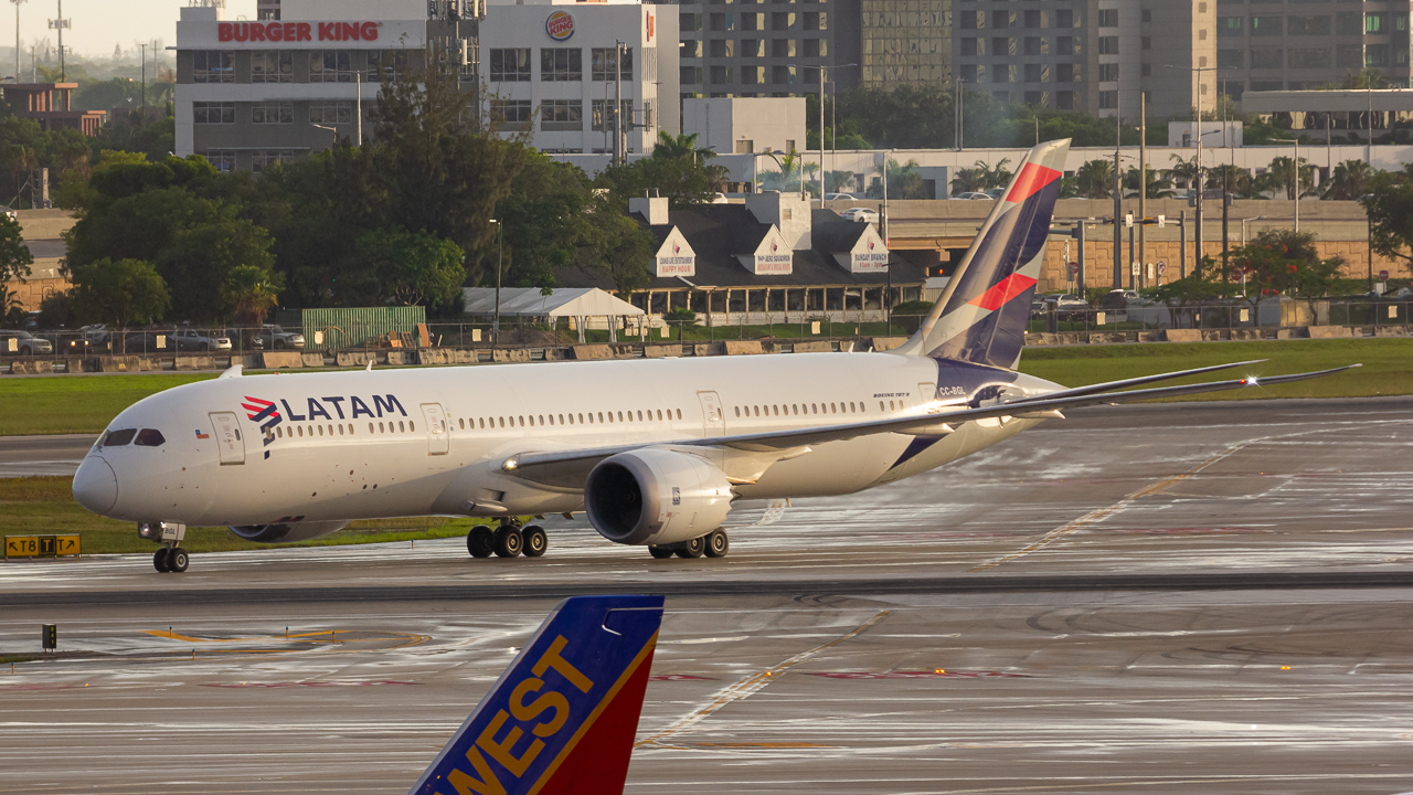 Full size: LATAM Boeing 787-9 CC-BGL at Miami International Airport