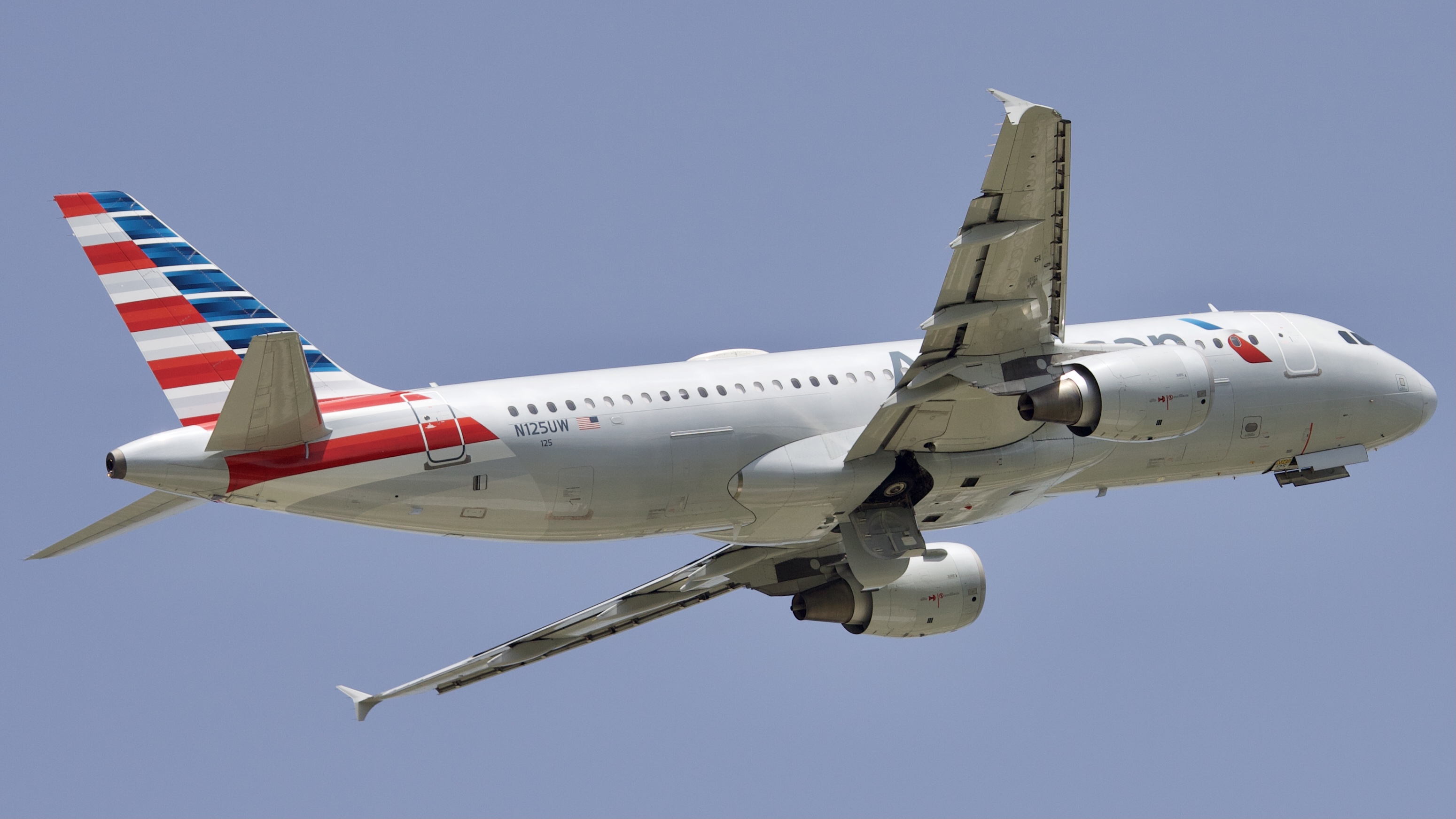 Full size: American Airlines Airbus A320 N125UW at Houston-George Bush Intercontinental Airport