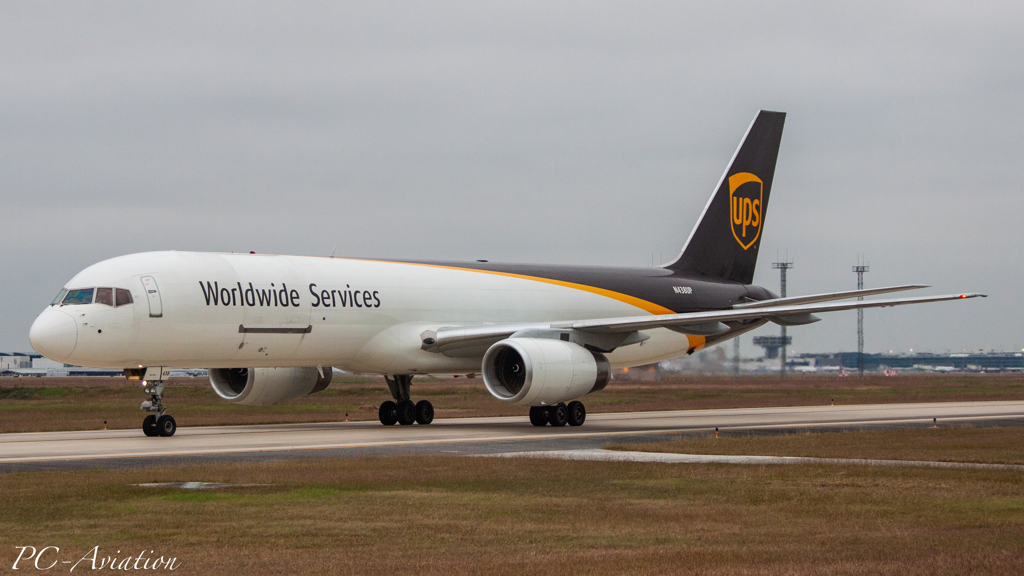 Full size: United Parcel Service Boeing 757-200 N438UP at Houston-George Bush Intercontinental Airport