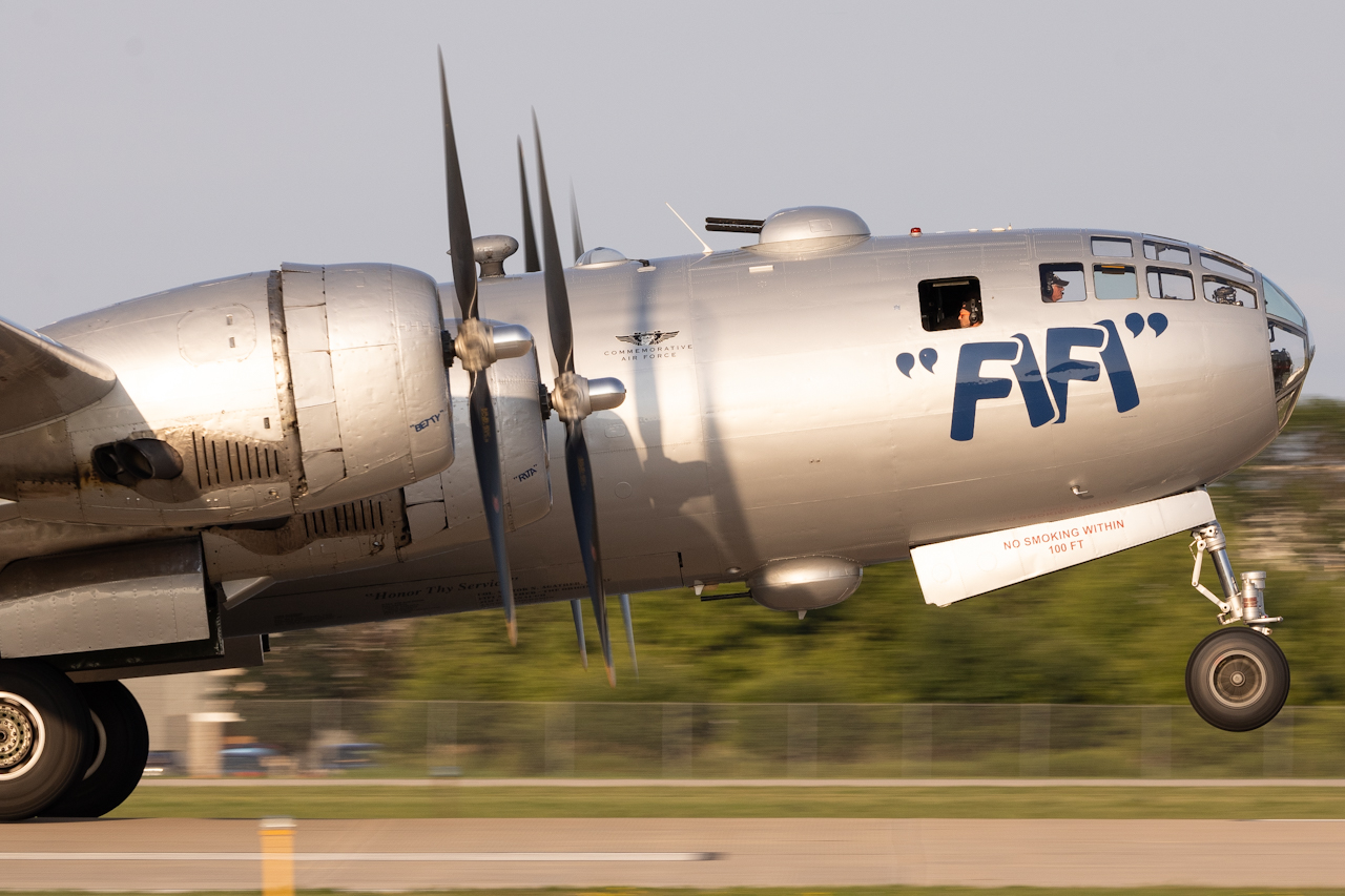 Full size: Commemorative Air Force Boeing B-29 Superfortress N529B at Wittman Regional Airport