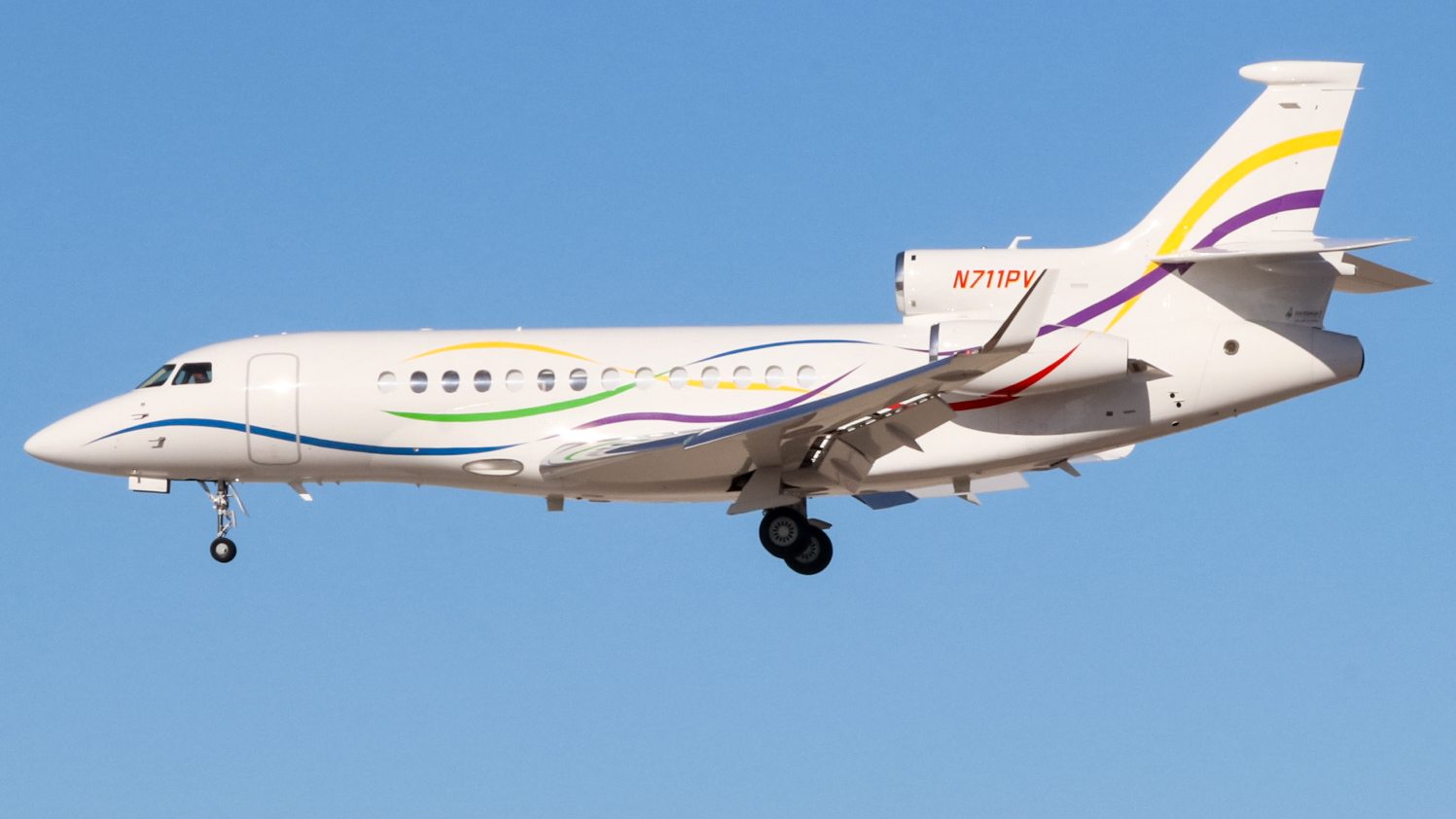 Full size: PRIVATE Dassault Falcon 7X N711PV at Harry Reid International Airport