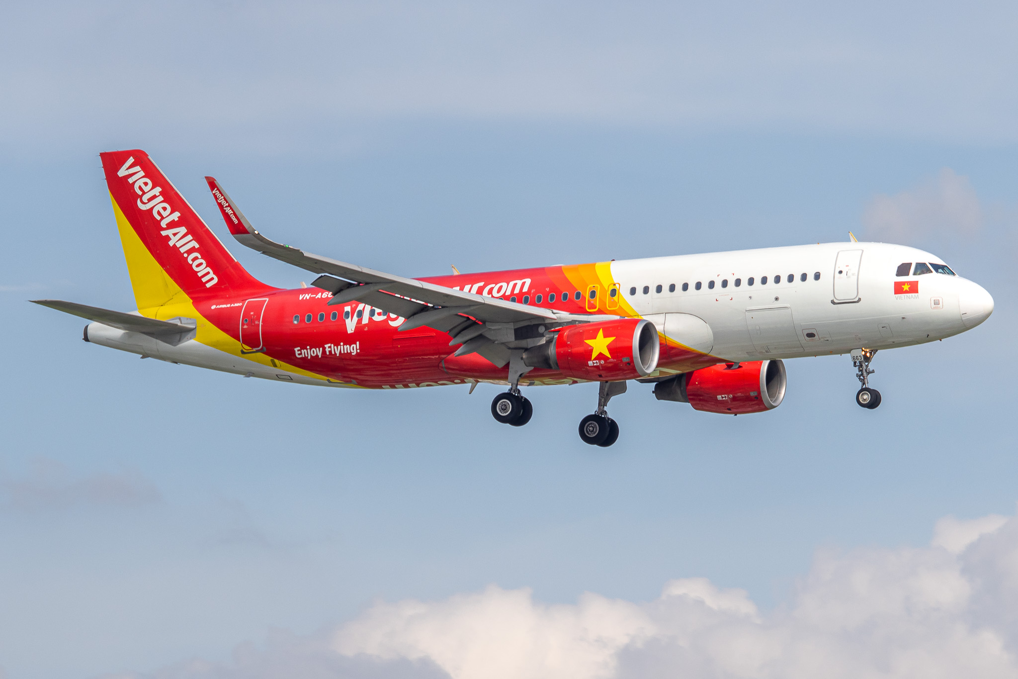 Full size: VietJet Air Airbus A320 VN-A663 at Tan Son Nhat International Airport