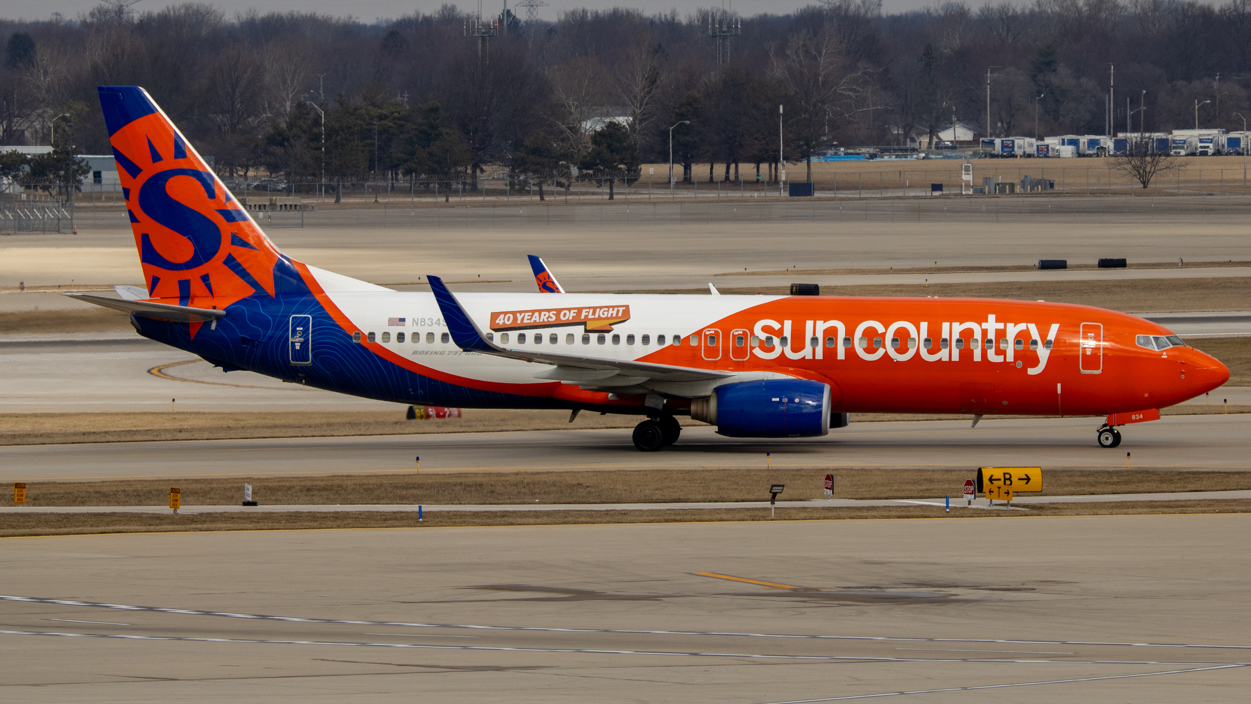 Full size: Sun Country Airlines Boeing 737-800 N834SY at Indianapolis International Airport