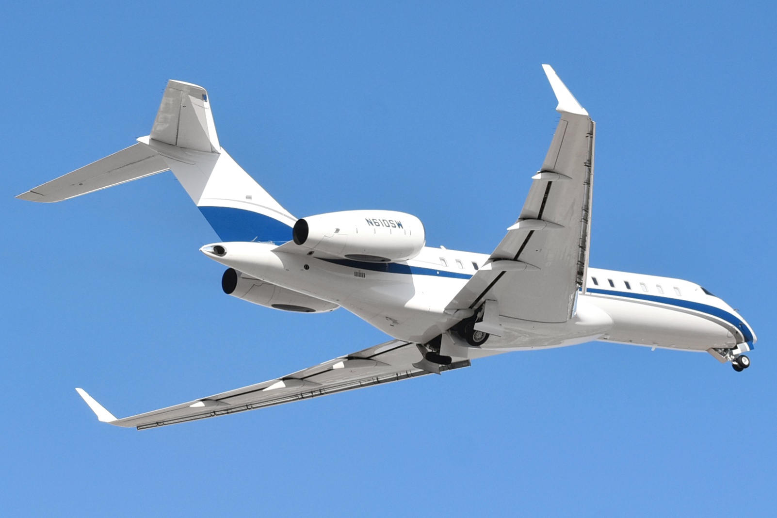 Full size: PRIVATE Bombardier Global Express N610SW at Aeropuerto de Cabo San Lucas Internacional