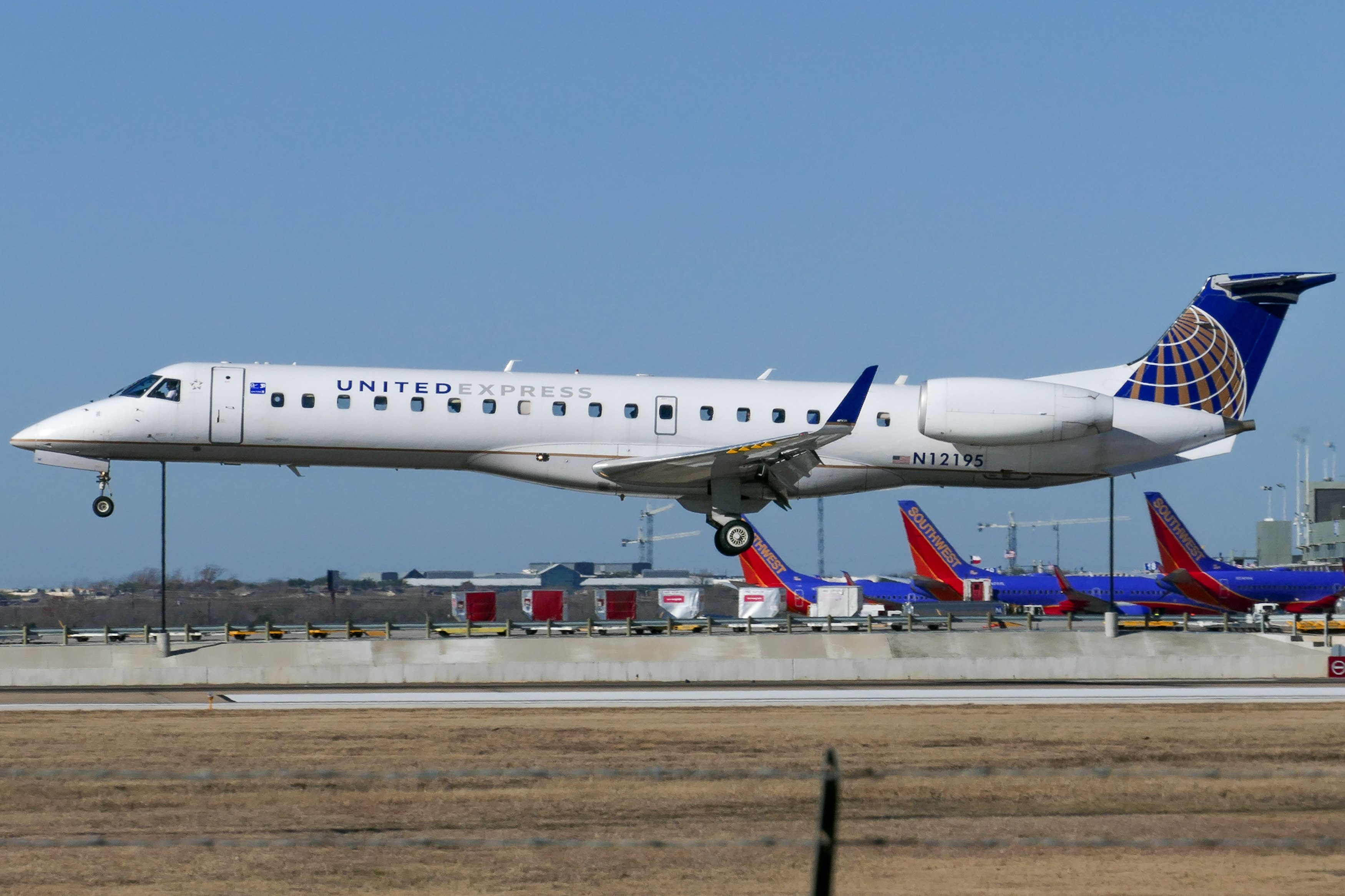 Full size: United Express Embraer E145 N12195 at Austin-Bergstrom International Airport