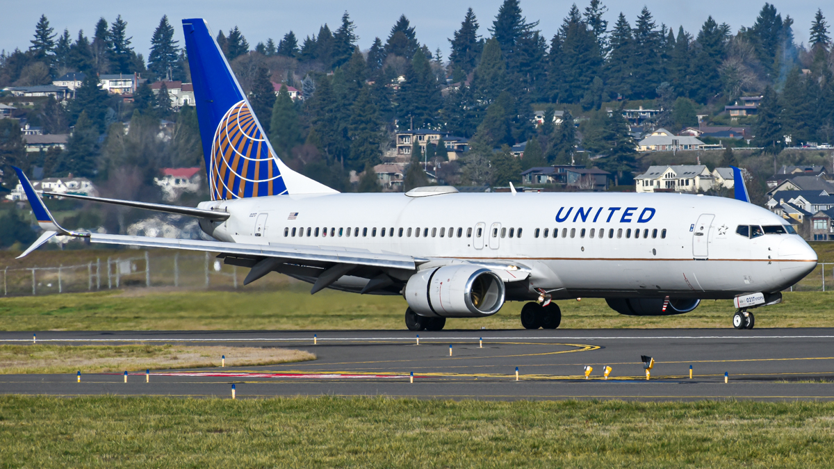 Full size: United Airlines Boeing 737-800 N16217 at Portland International Airport