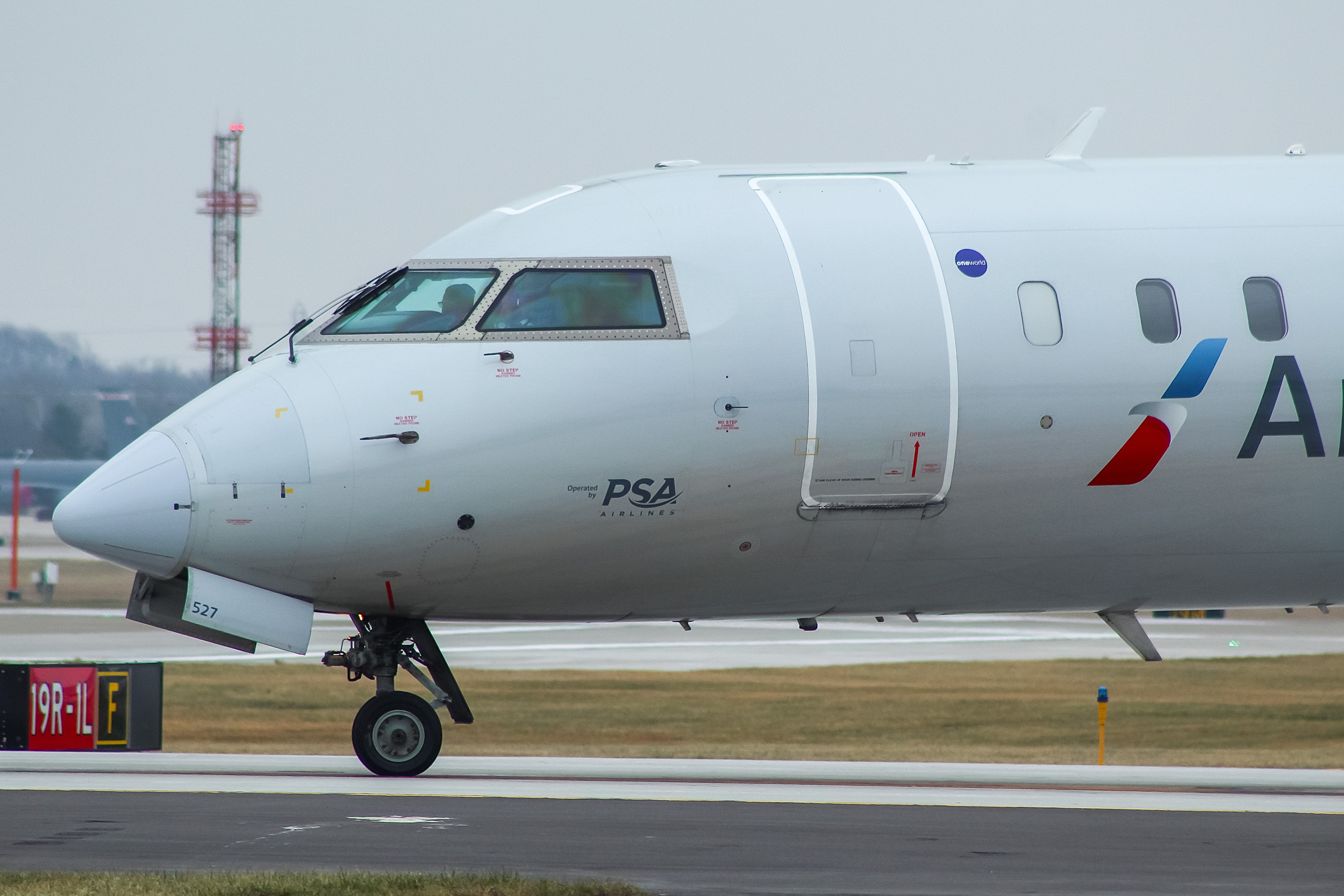 Full size: American Airlines Mitsubishi CRJ-700 N527EA at General Mitchell International Airport