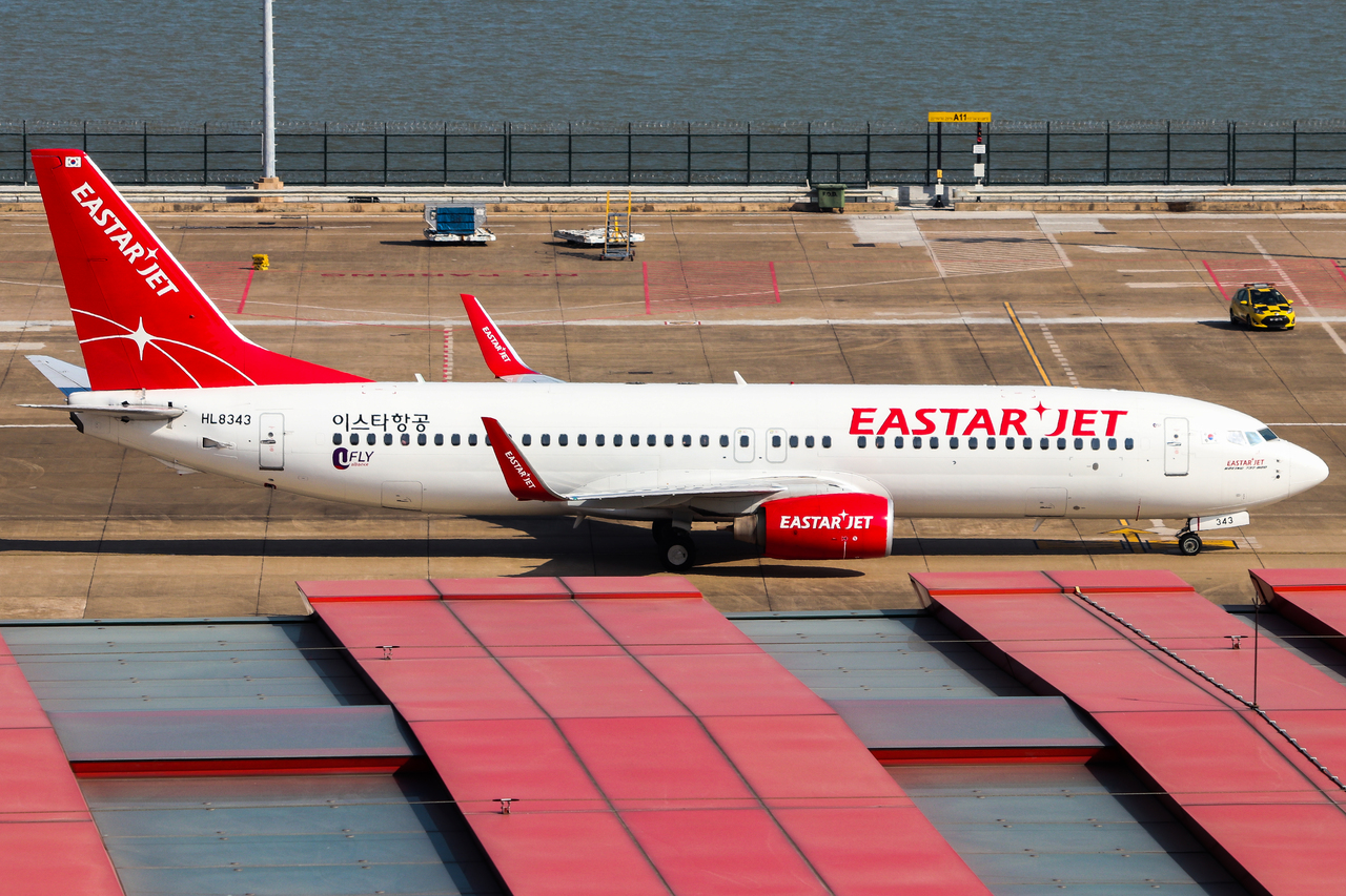Full size: Eastar Jet Boeing 737-800 HL8343 at Macau International Airport