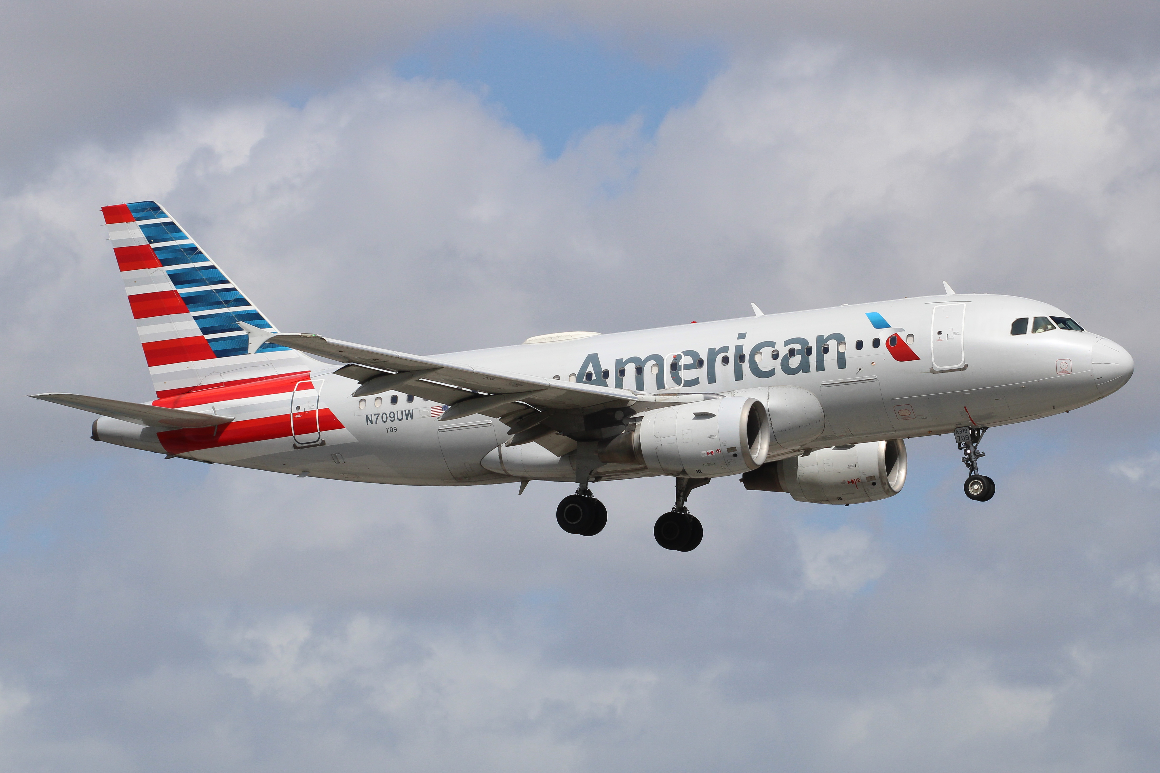 Full size: American Airlines Airbus A319 N709UW at Miami International Airport