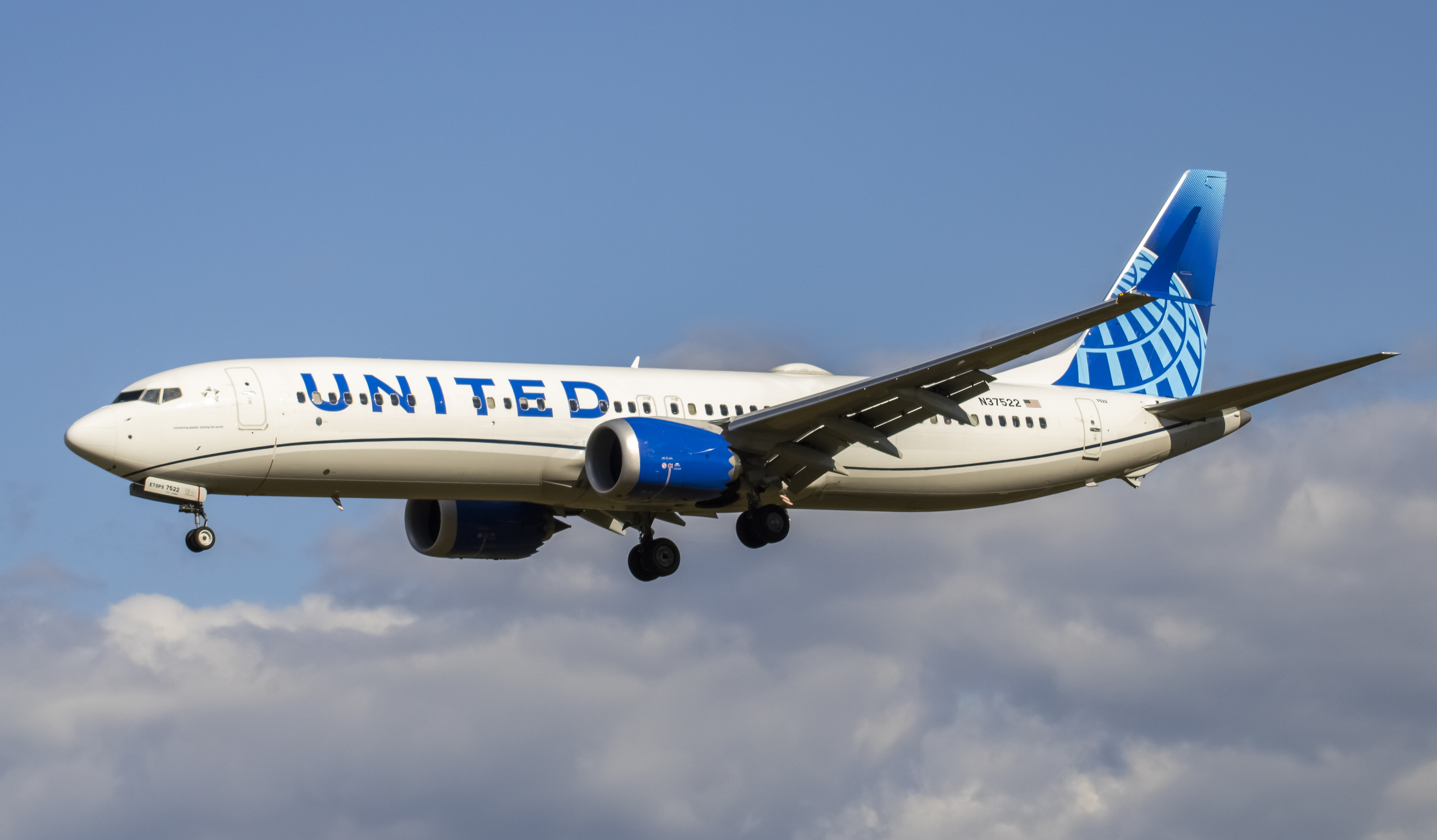 Full size: United Airlines Boeing 737 MAX 9 N37522 at Baltimore/Washington International Thurgood Marshall Airport