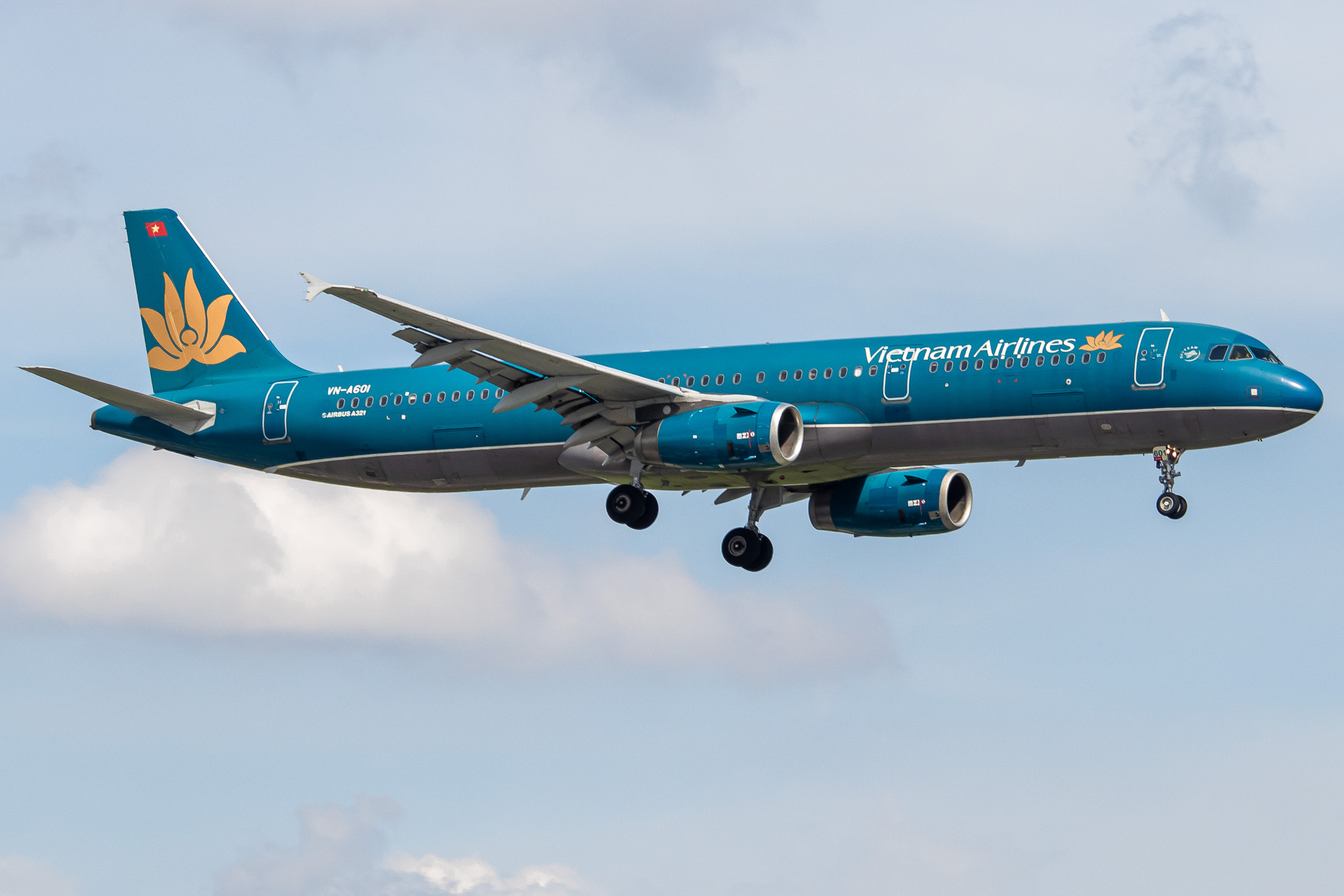 Full size: Vietnam Airlines Airbus A321-200 VN-A601 at Tan Son Nhat International Airport