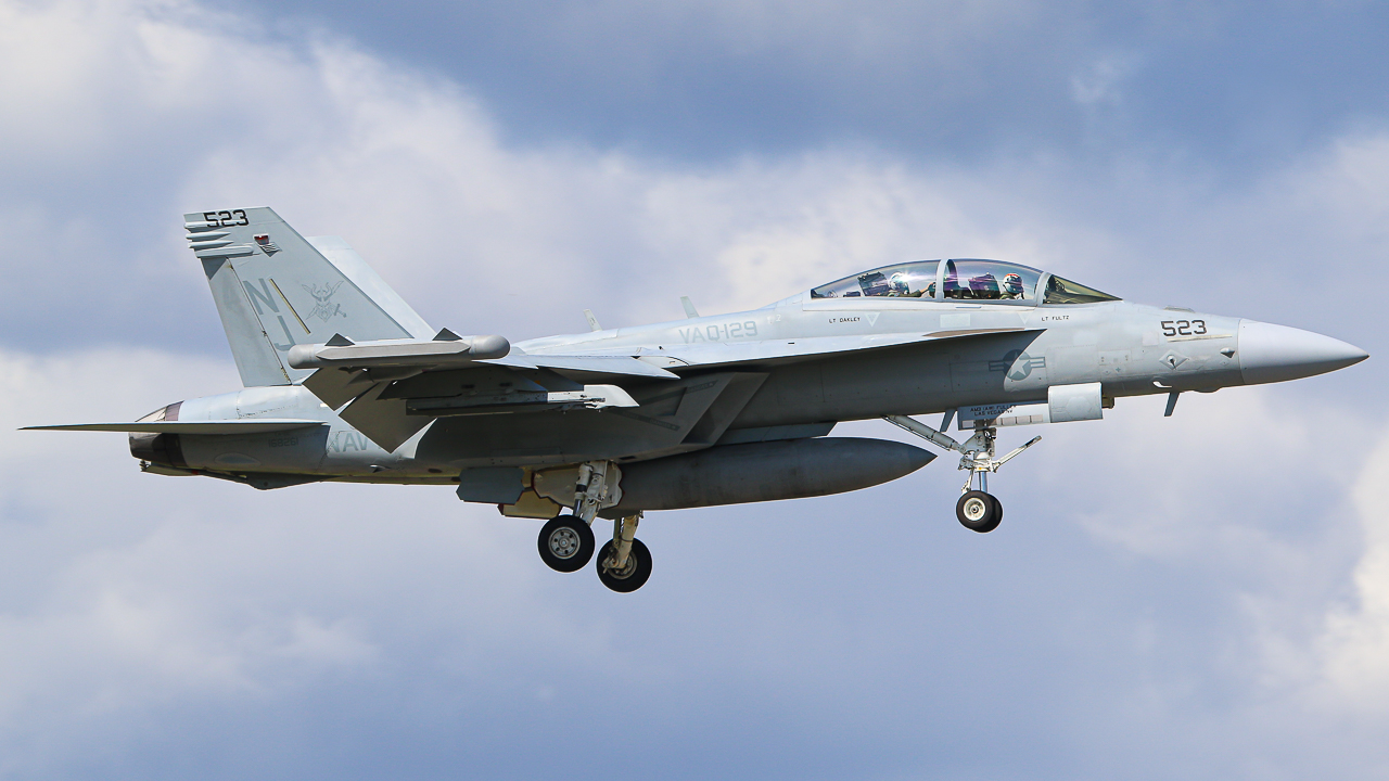 Full size: USN - United States Navy Boeing E/A-18G Growler 168261 at Orlando Sanford International Airport
