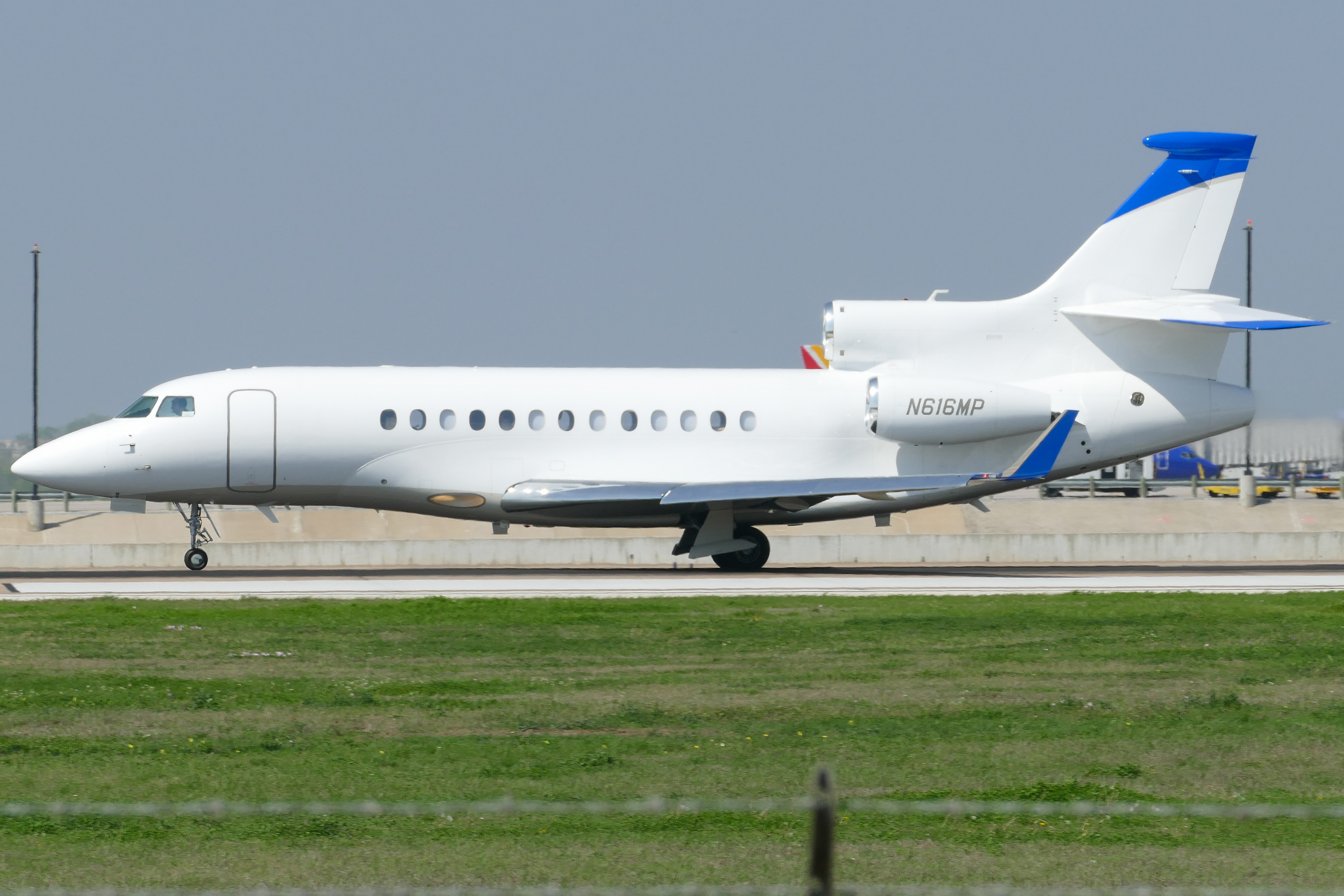 Full size: PRIVATE Dassault Falcon 7X N616MP at Austin-Bergstrom International Airport