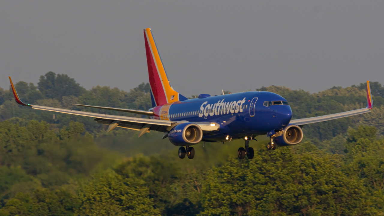Full size: Southwest Airlines Boeing 737-700 N7724A at John Glenn Columbus International Airport