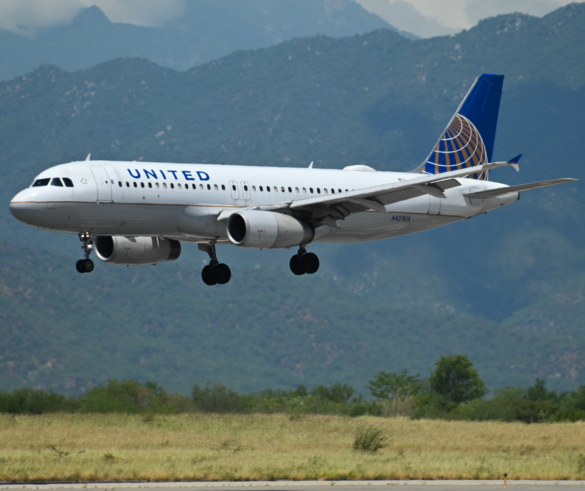 Full size: United Airlines Airbus A320 N429UA at San Jose del Cabo Los Cabos International Airport