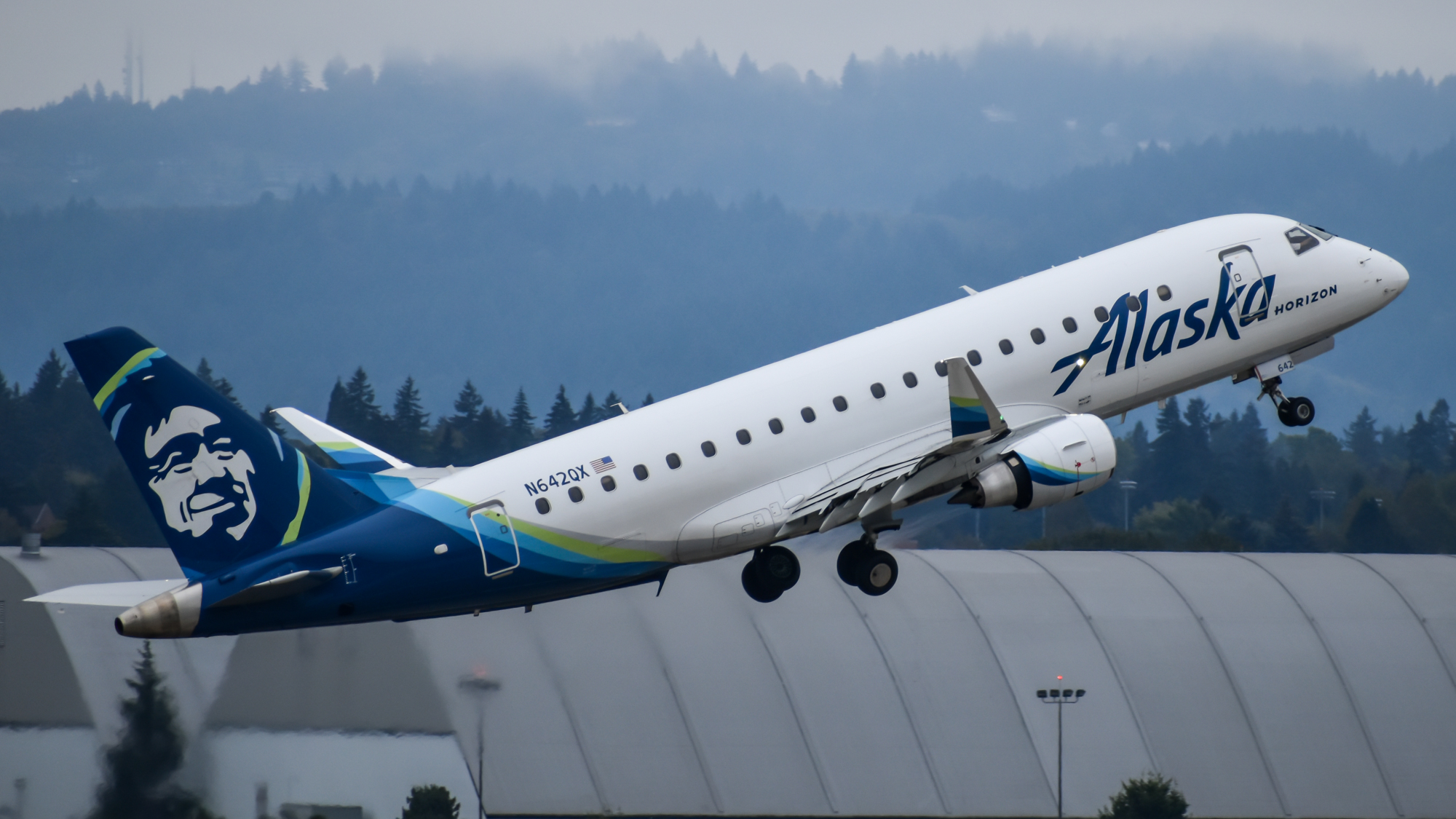Full size: Alaska Airlines Embraer E175 N642QX at Portland International Airport