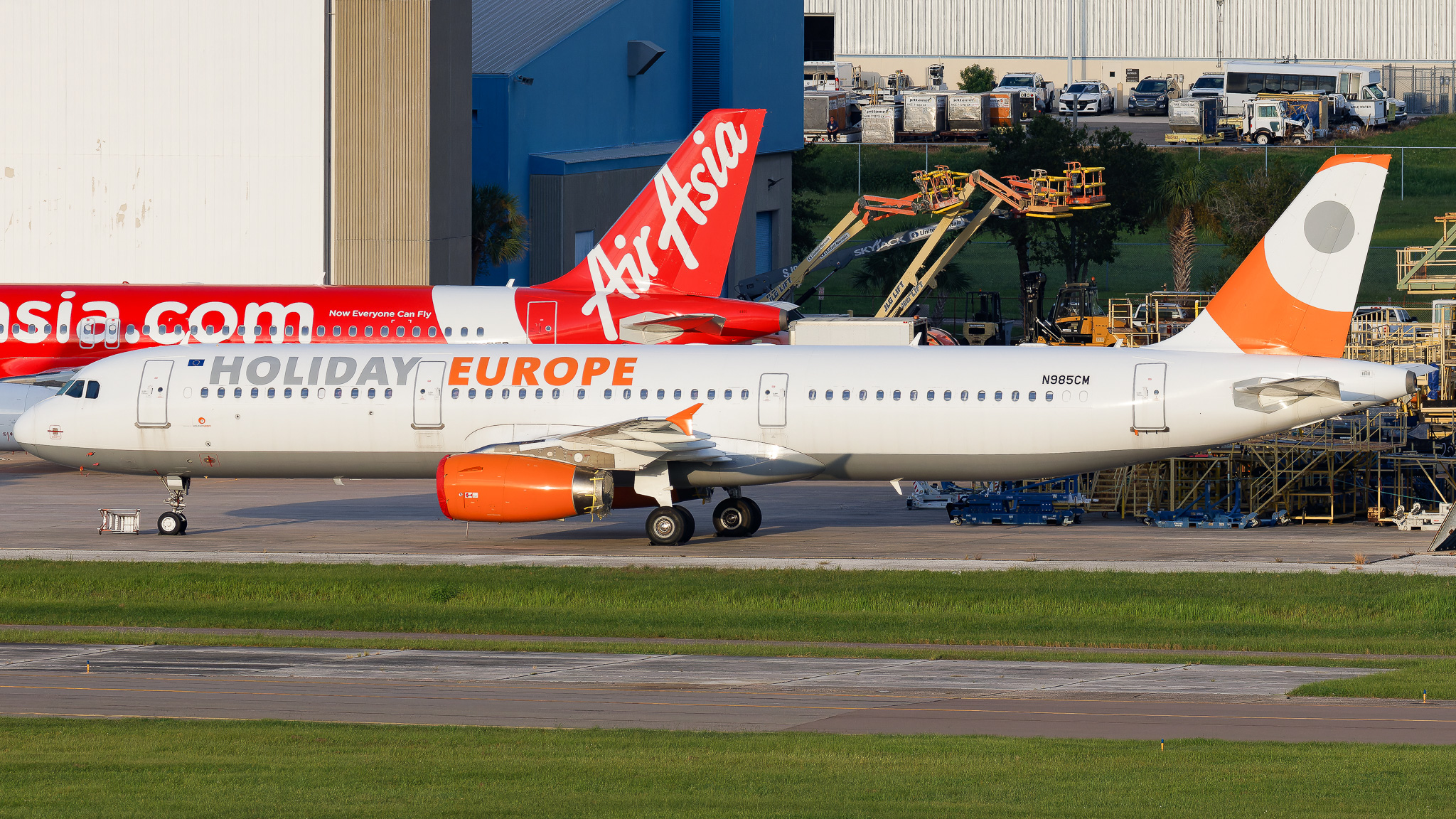 Full size: Holiday Europe Airbus A321-200 N985CM at Tampa International Airport
